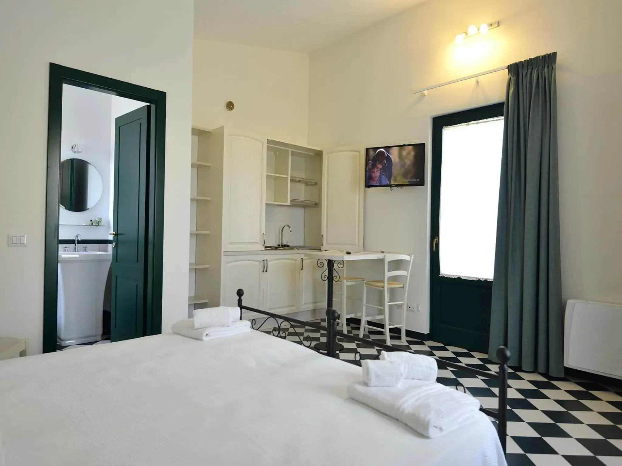 Shower, Bed in Tenuta Orsanese