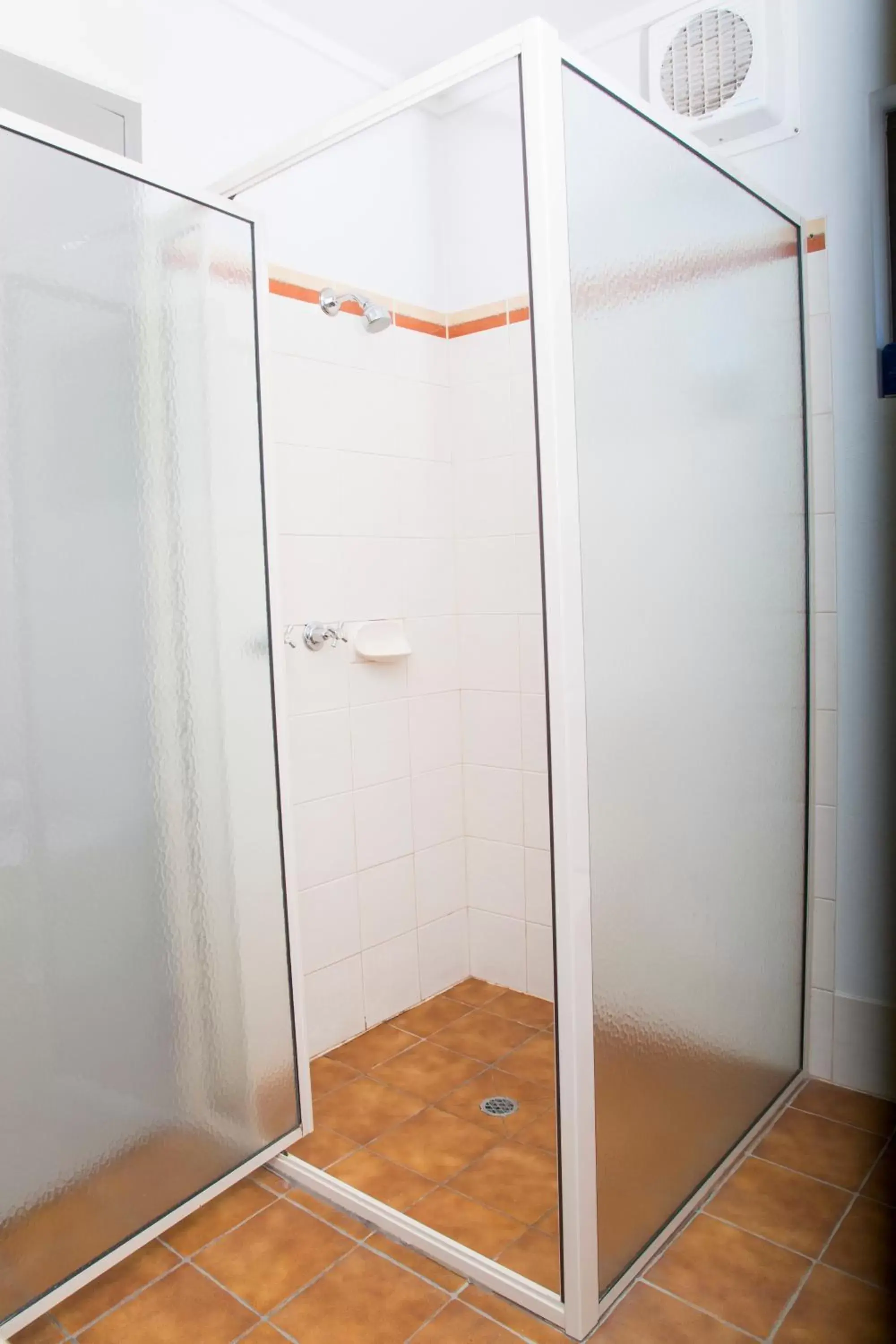 Shower, Bathroom in Crystal Fountain Motel Albury