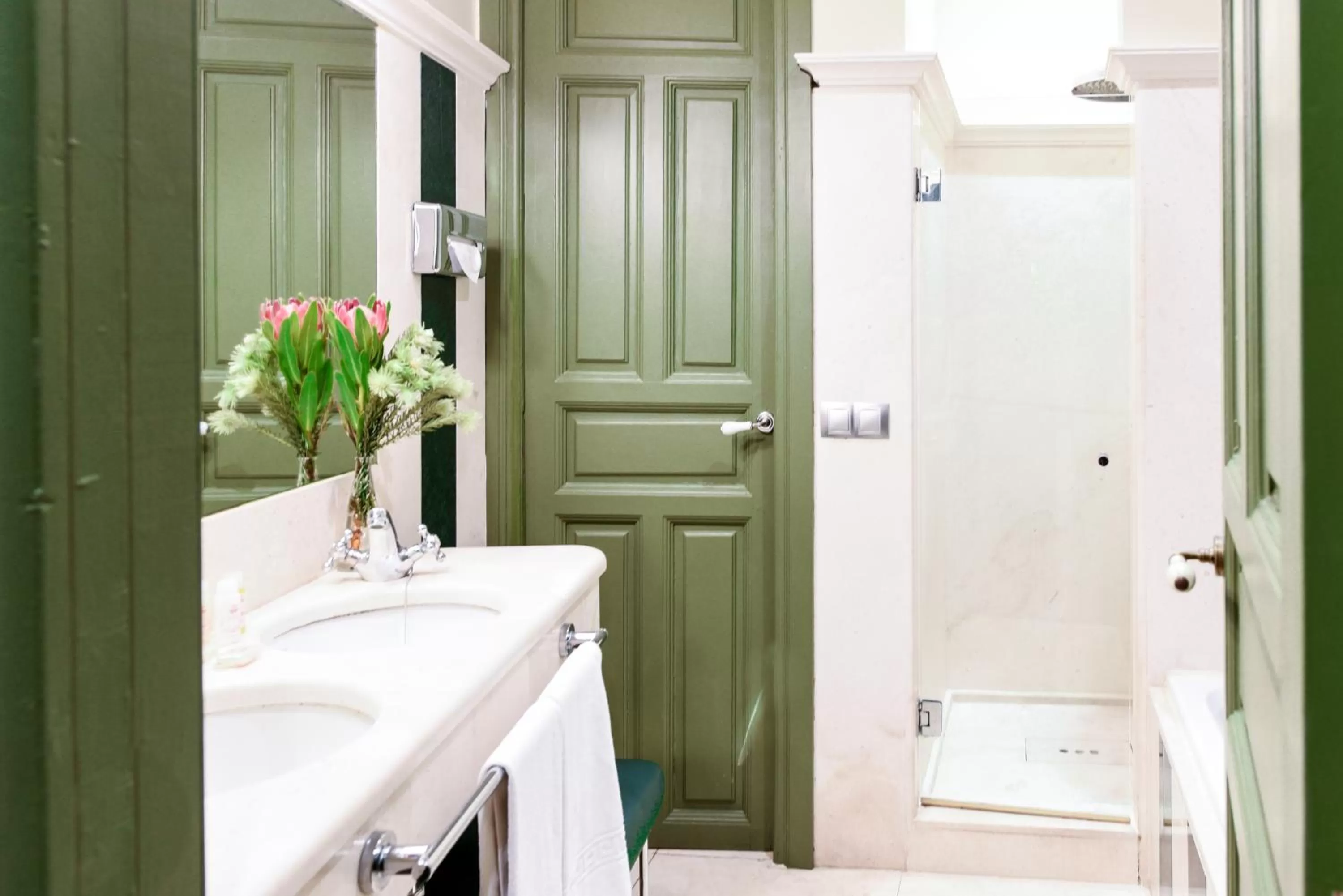 Shower in Hotel Las Casas de la Judería