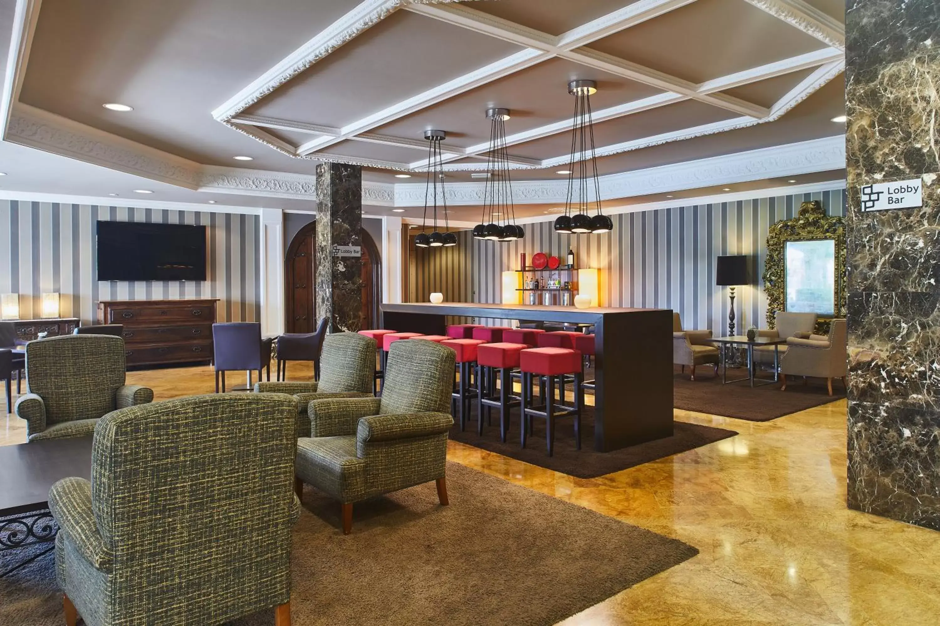 Communal lounge/ TV room, Lounge/Bar in Silken Gran hotel Durango