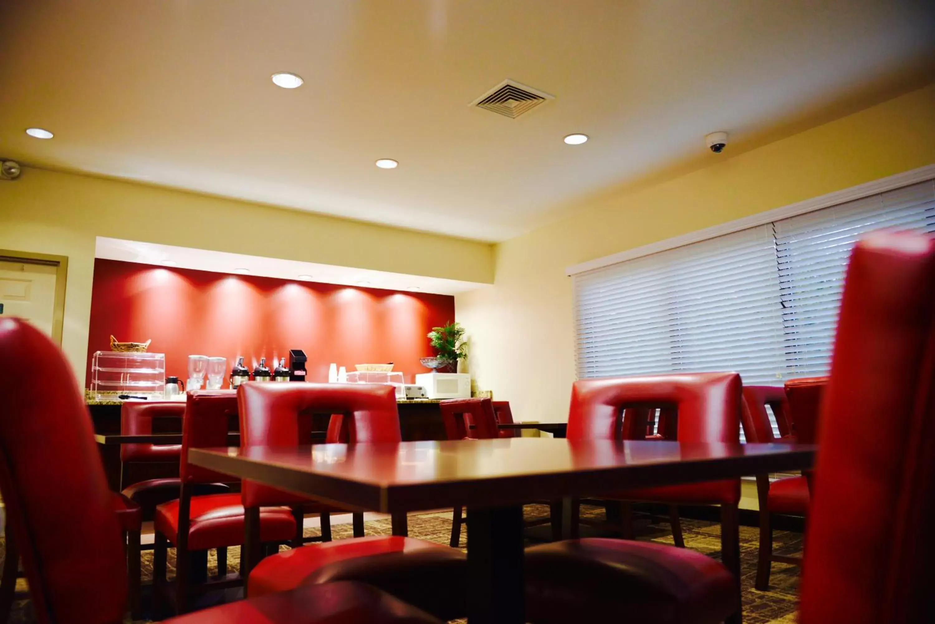 Breakfast, Restaurant/Places to Eat in Red Roof Inn & Suites Commerce - Athens