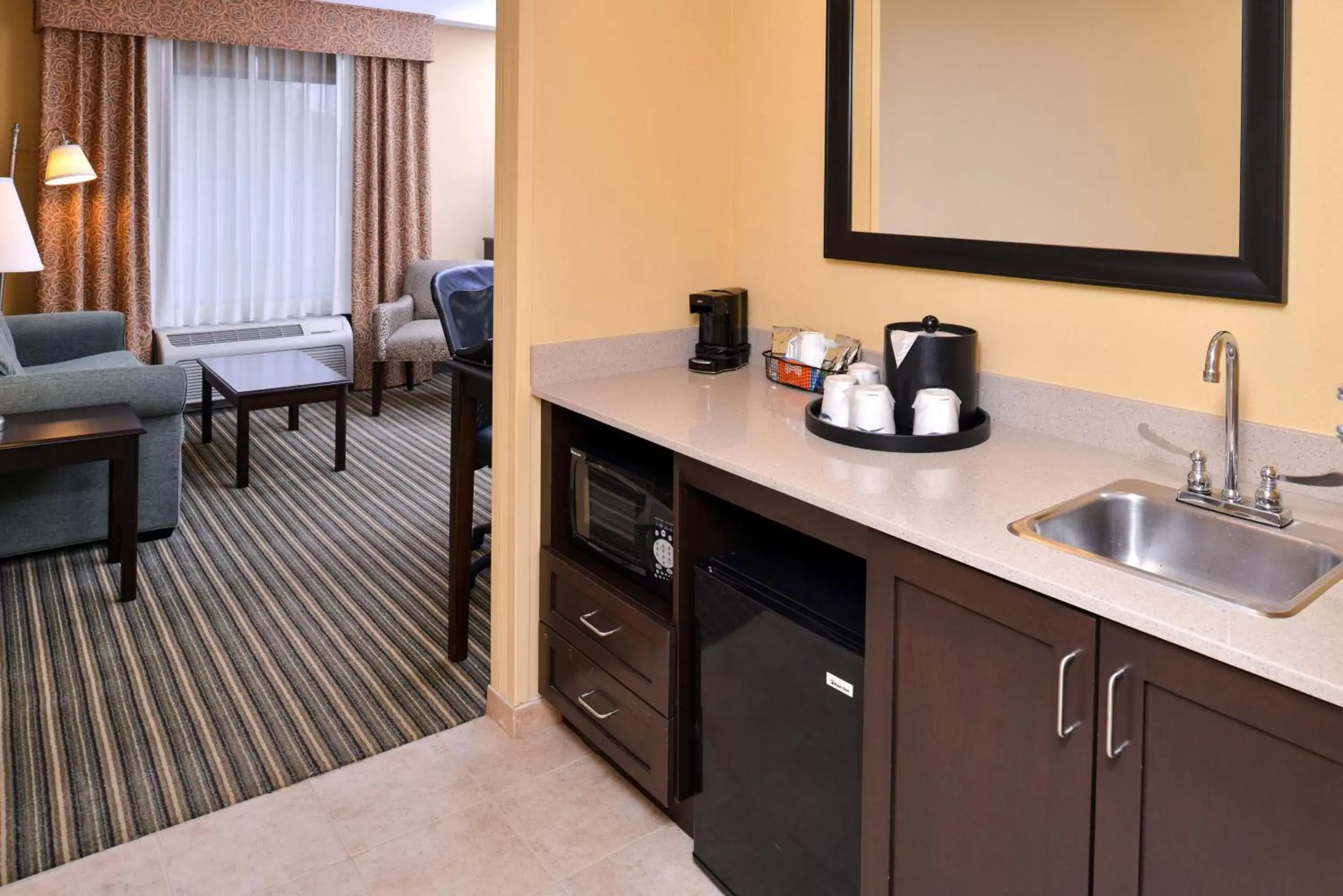 Living room, Kitchen/Kitchenette in Hampton Inn & Suites Fort Belvoir Alexandria South