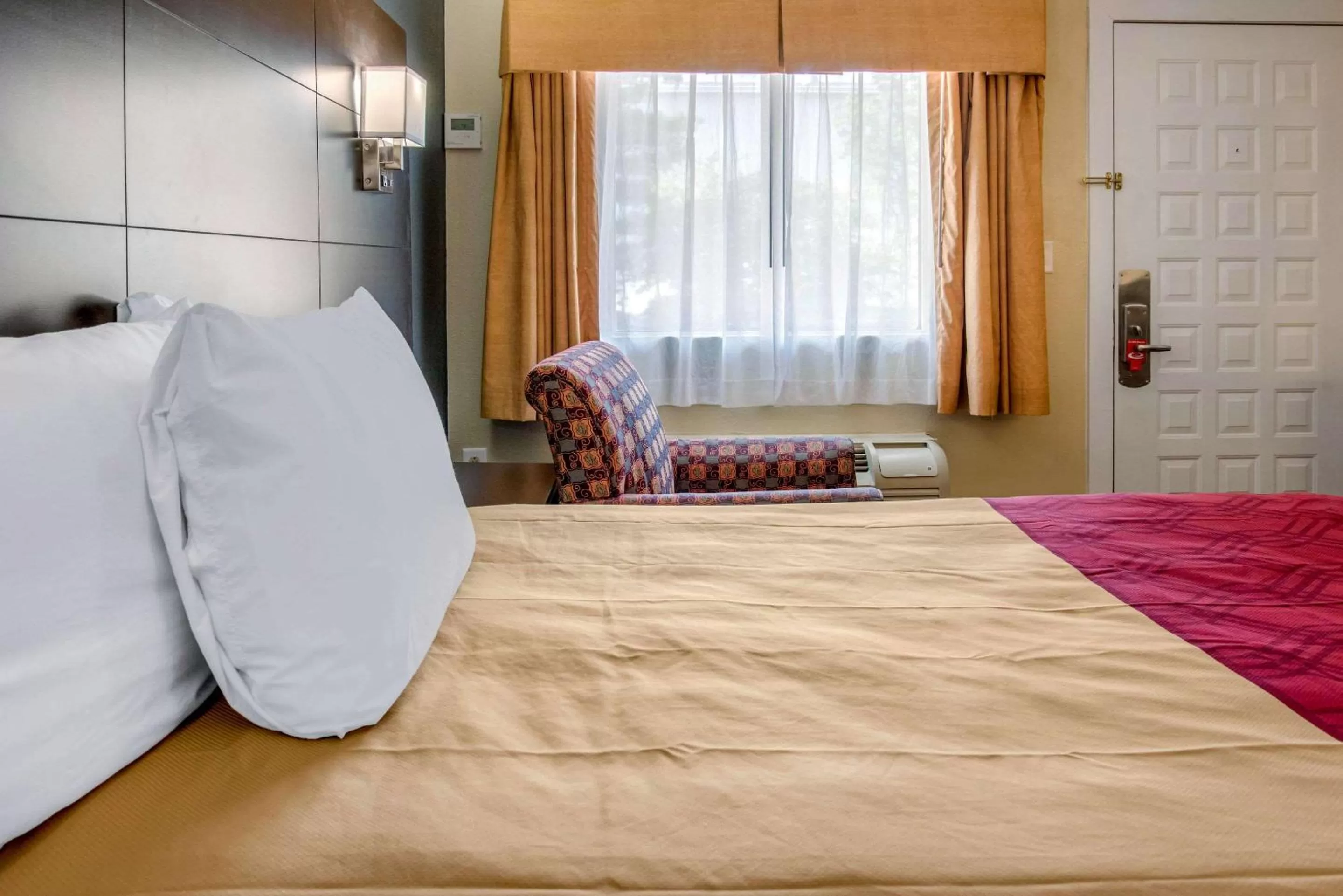 Photo of the whole room in Econo Lodge Freeport - Brunswick Area