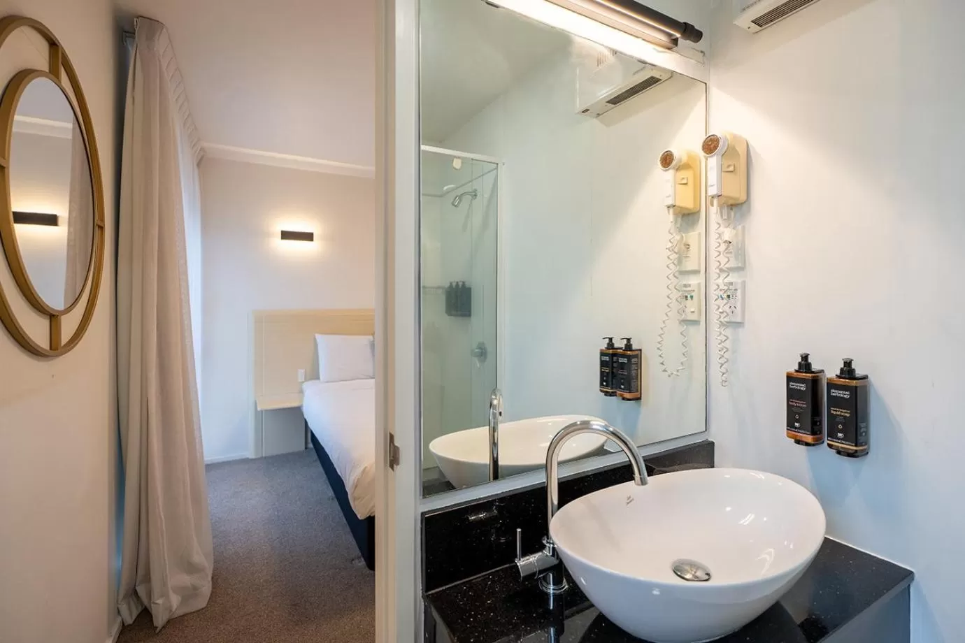 Bathroom in Mercure Wellington Central City Hotel and Apartments