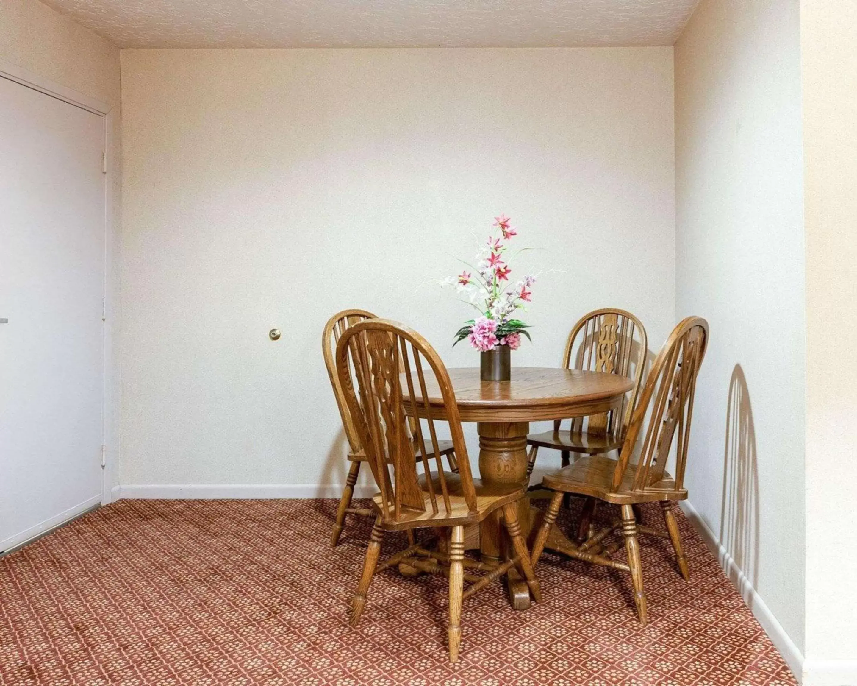 Photo of the whole room, Dining Area in Rodeway Inn