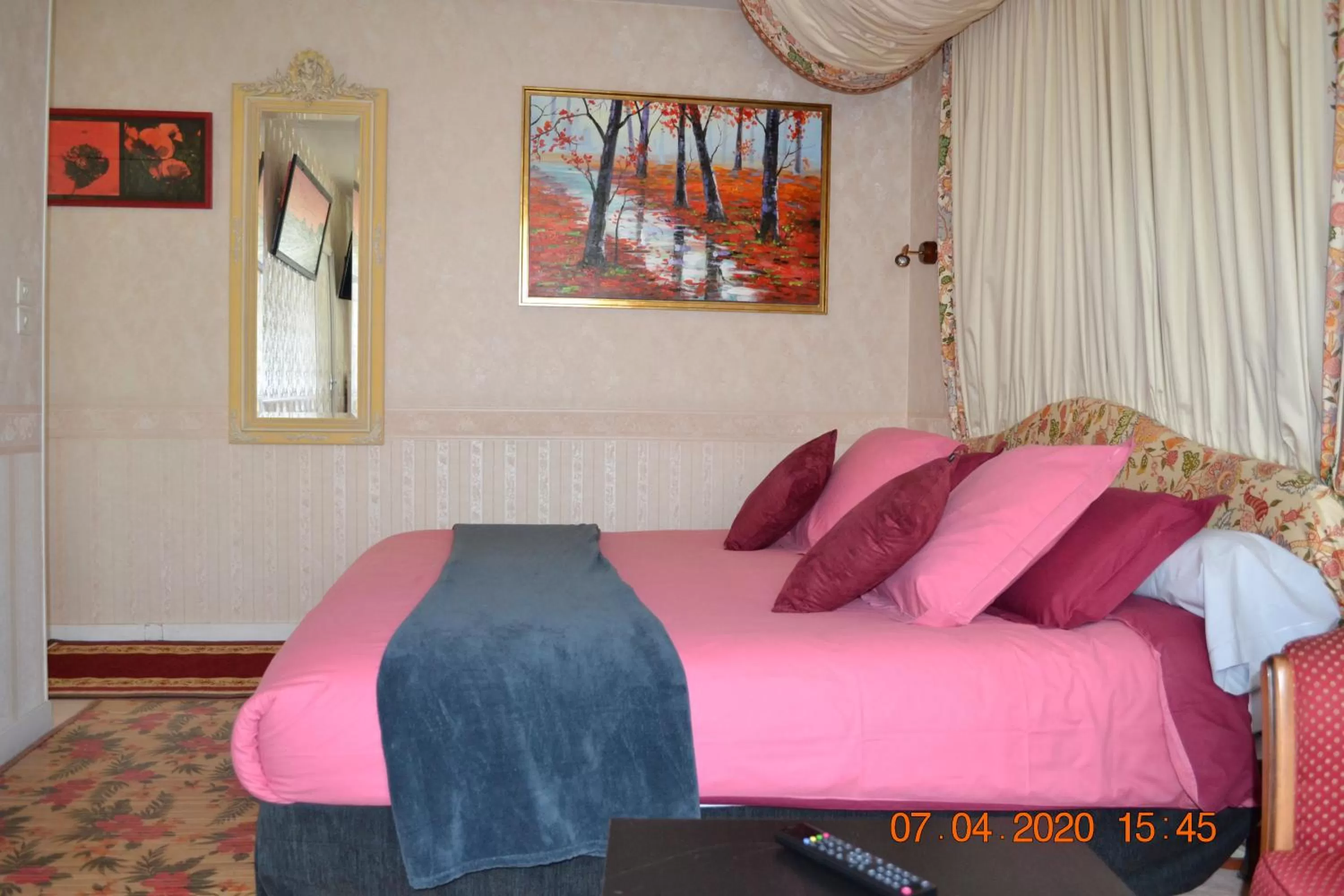 Bed in Hôtel Le Castel