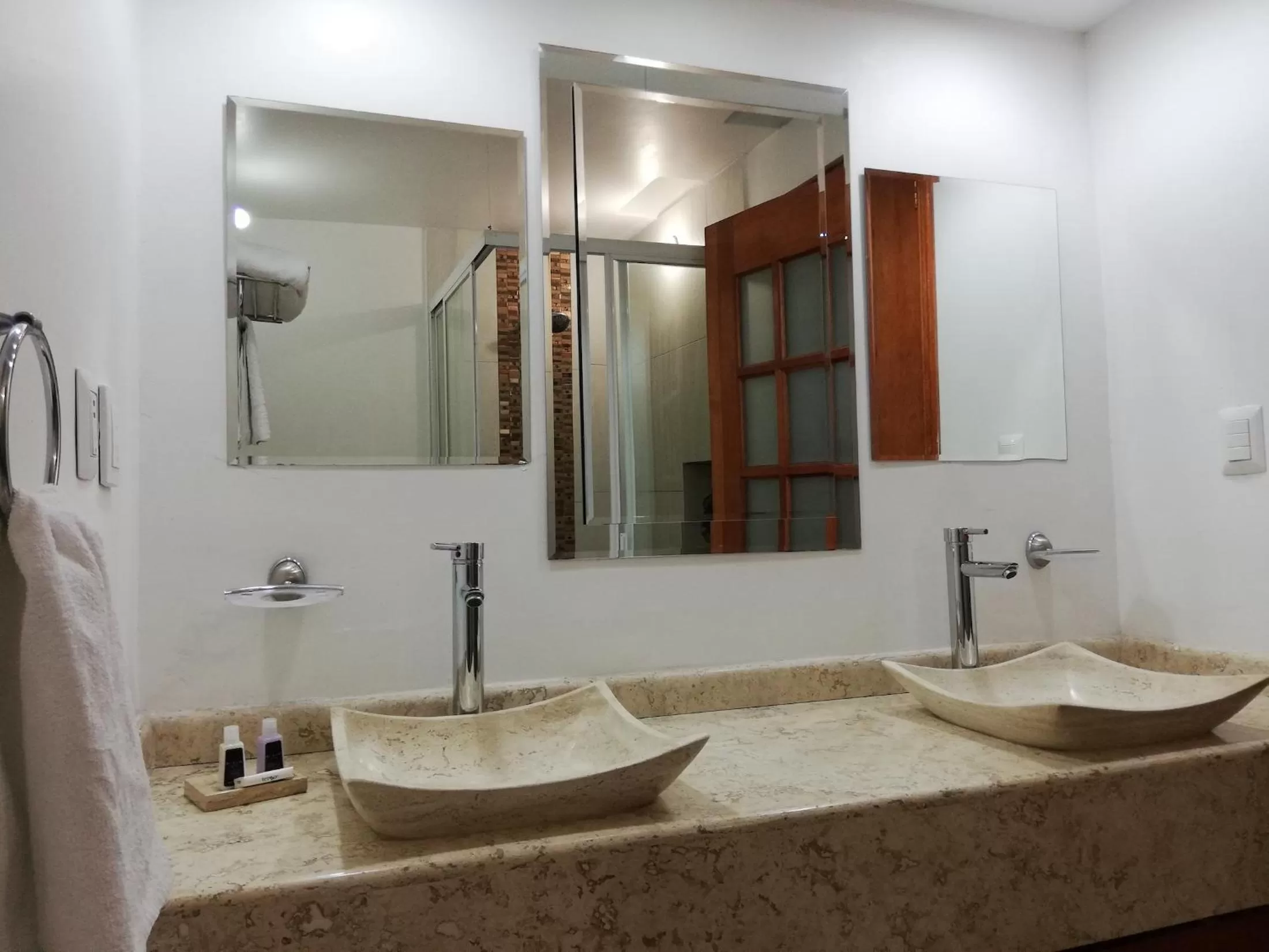 Bathroom in La Aurora Hotel Like Home