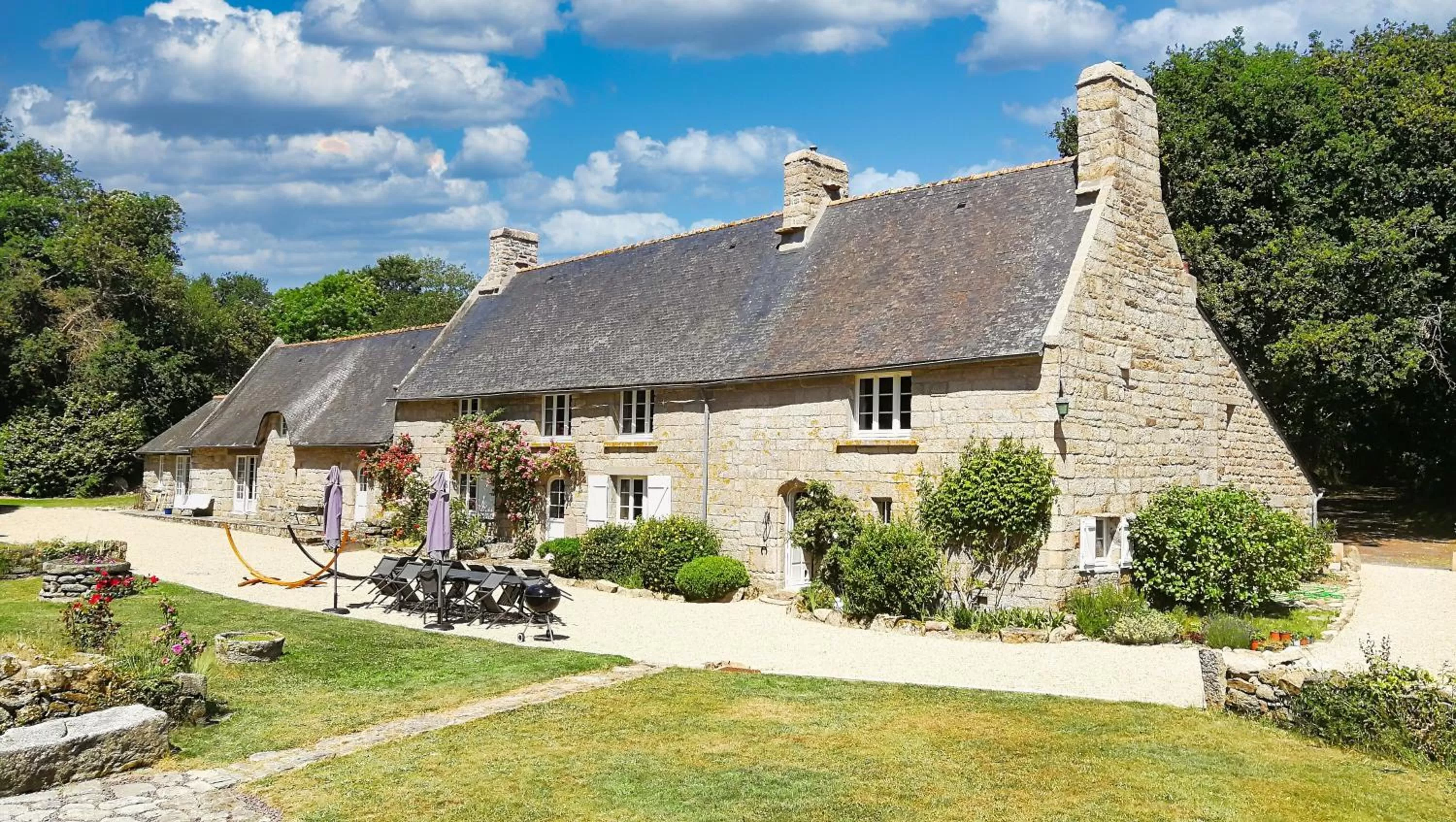 Property Building in KERBELEG, ferme-manoir du XVè siècle, chambres grand confort