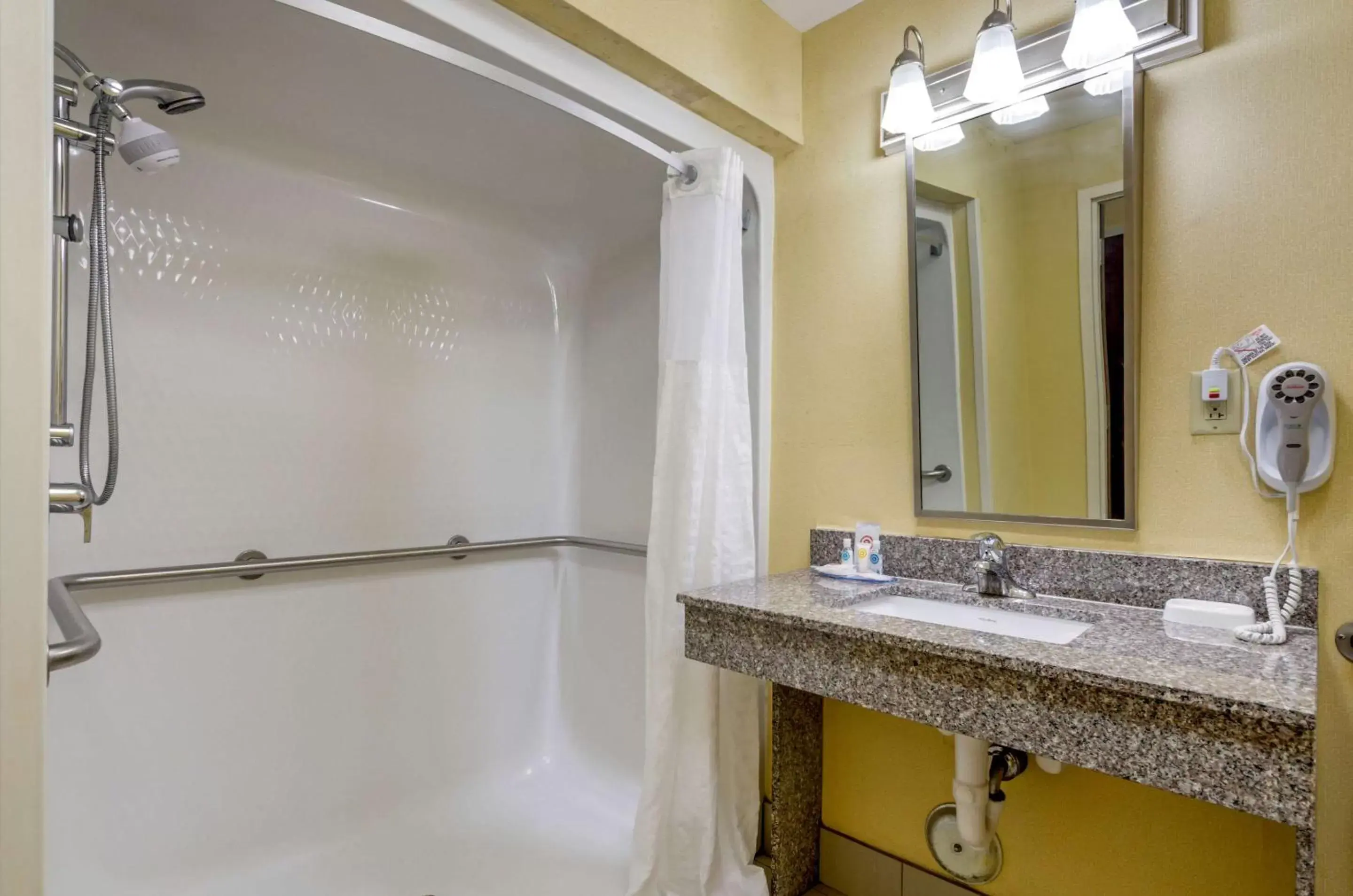 Bathroom in Comfort Inn & Suites Hillsville I-77
