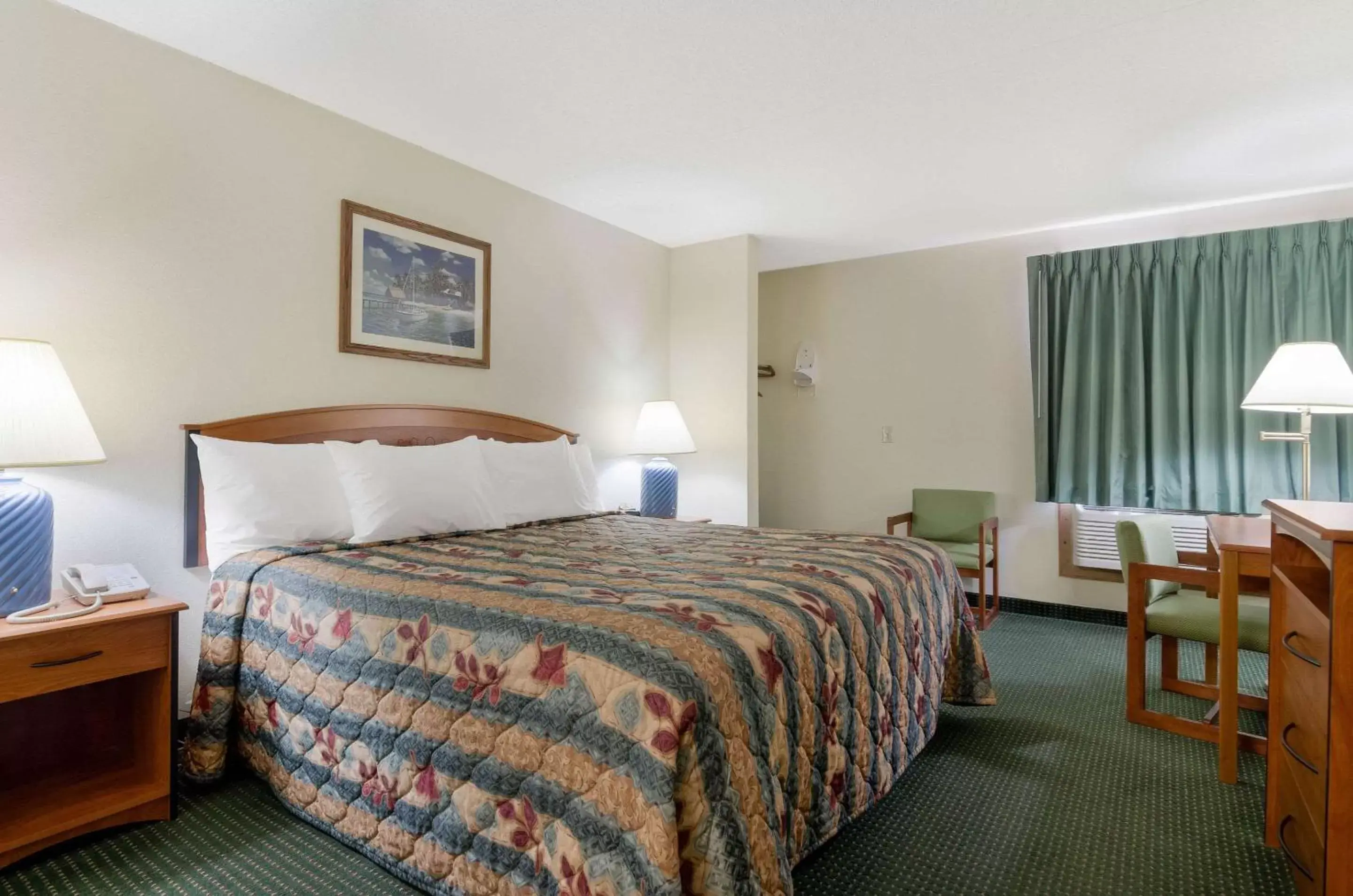 Standard King Room - Non-Smoking in Econo Lodge Emporia Standard King Room - Non-Smoking in Econo Lodge Emporia