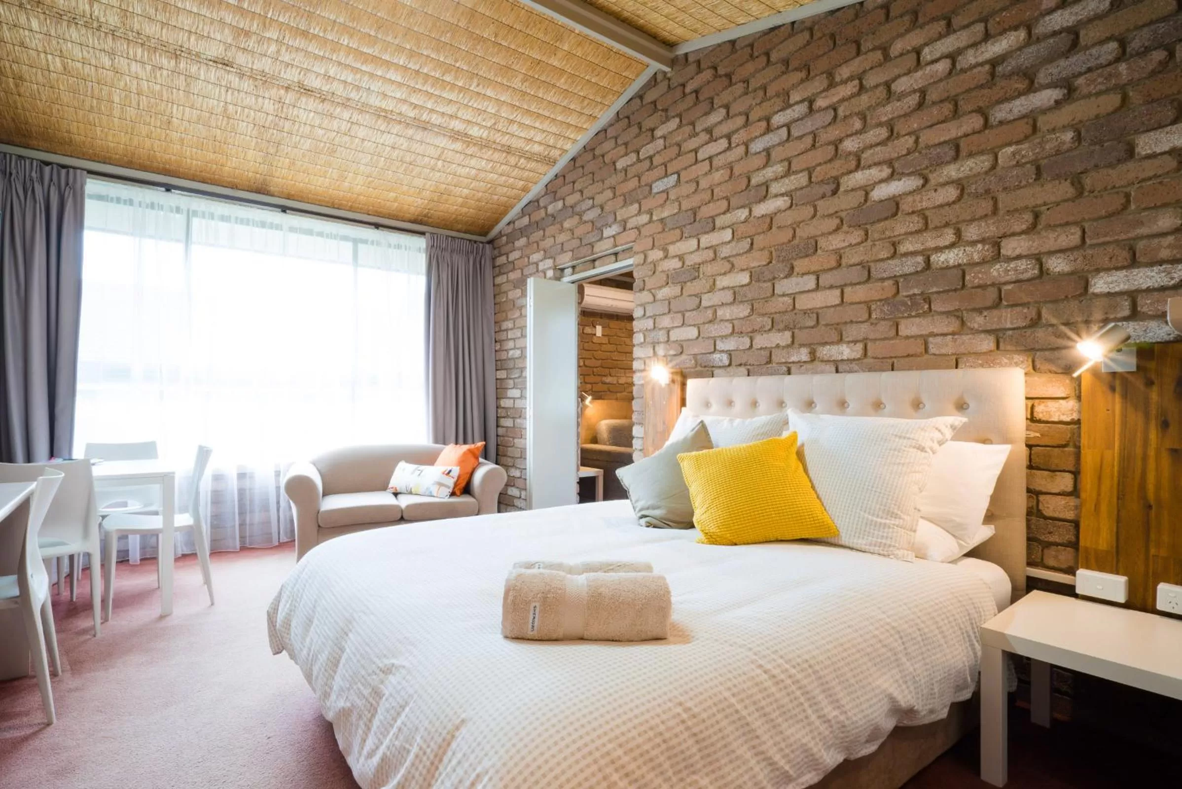 Bed in Farnham Court Motel and Restaurant