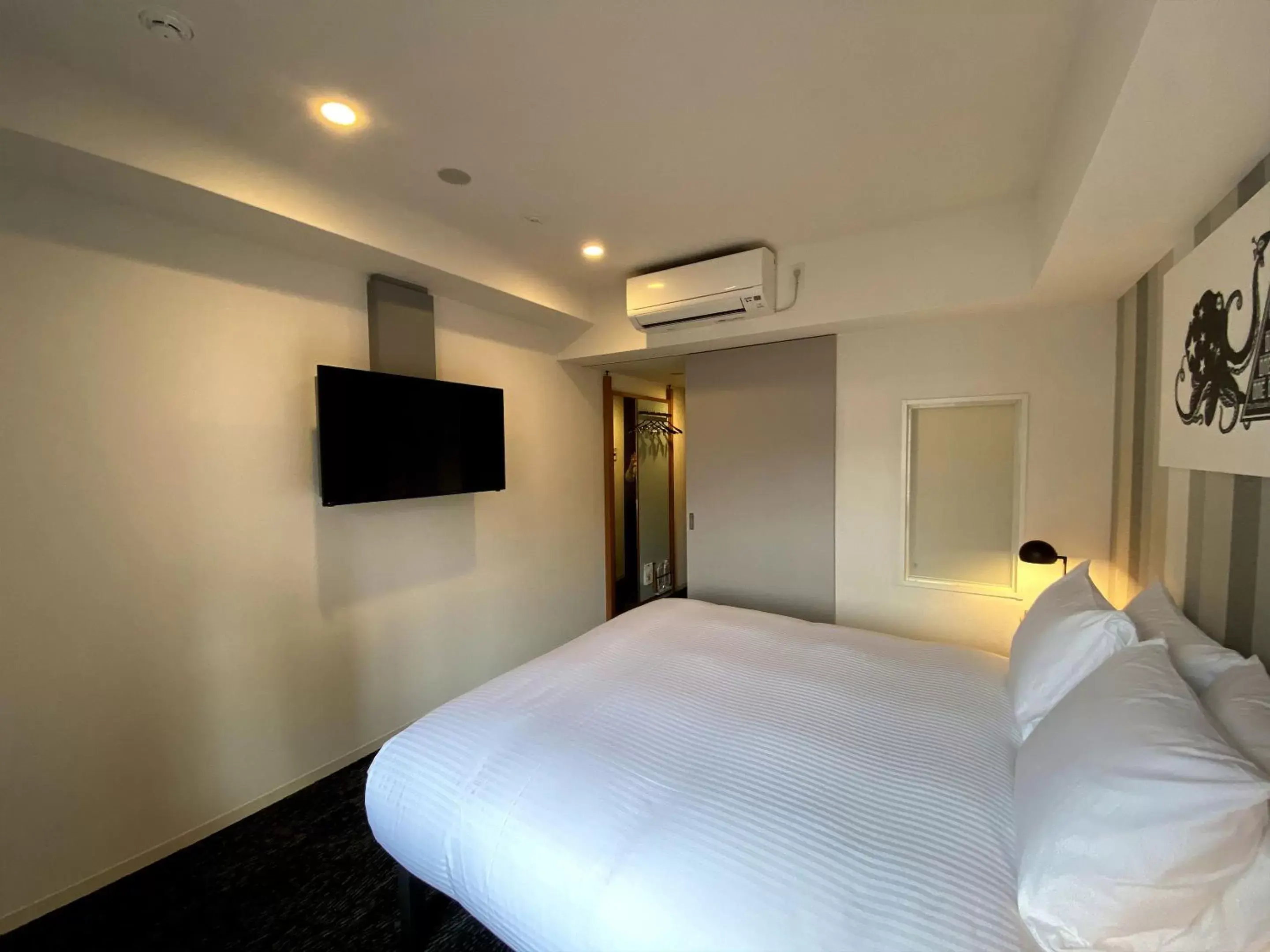 Bed in UMEDAHOLIC HOTEL