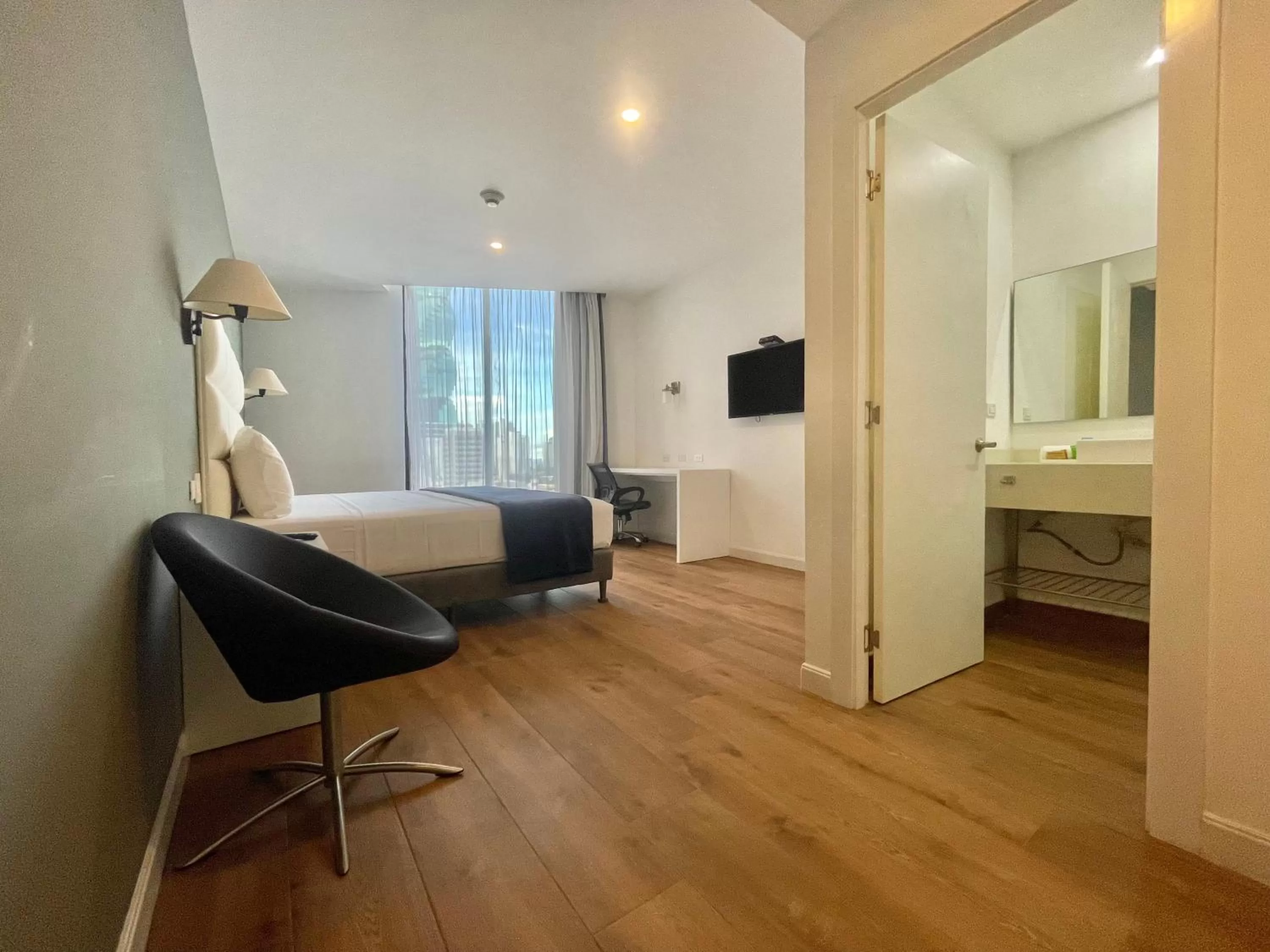 Photo of the whole room in Hotel Mio Panamá