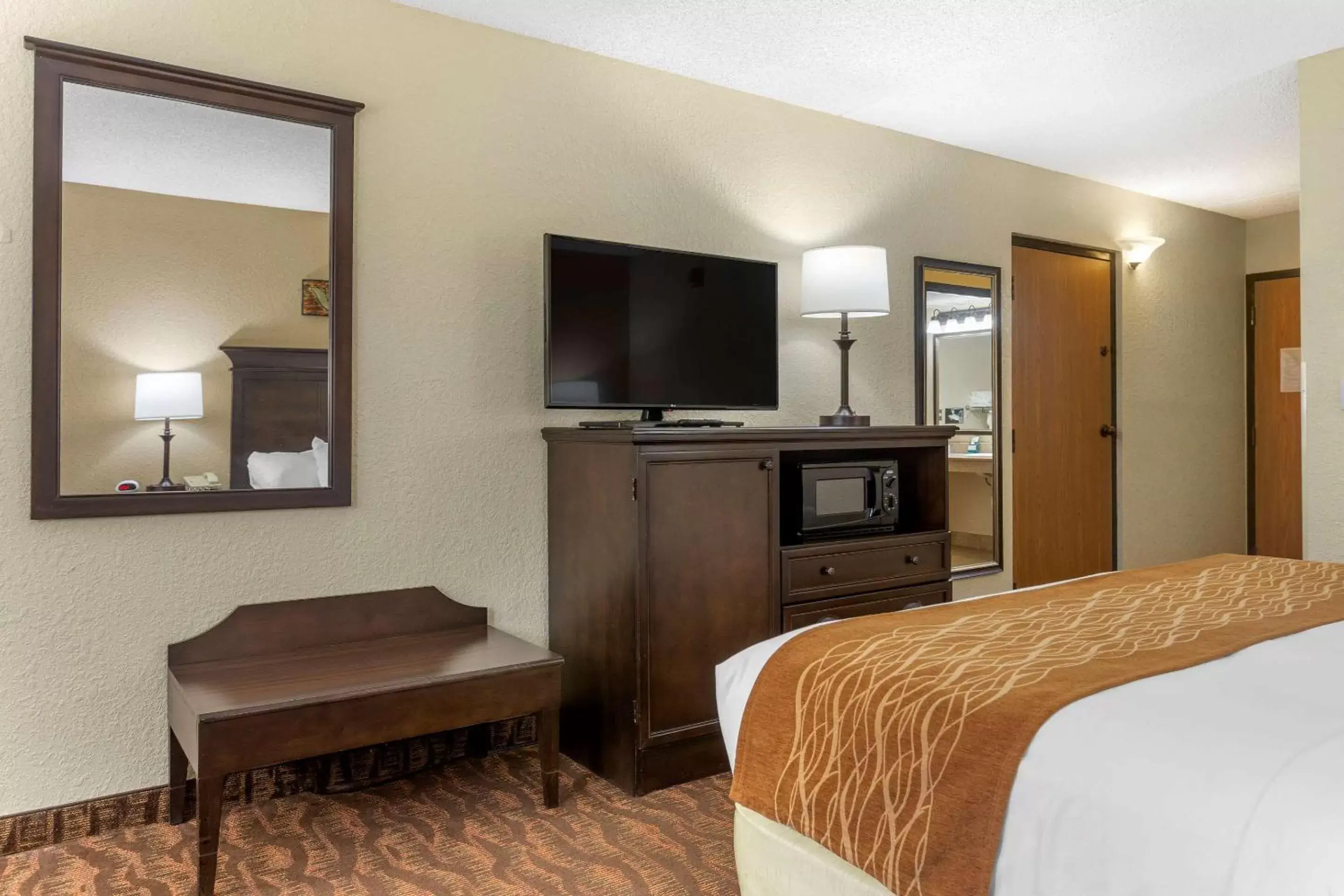 Photo of the whole room, TV/Entertainment Center in Comfort Inn at Thousand Hills