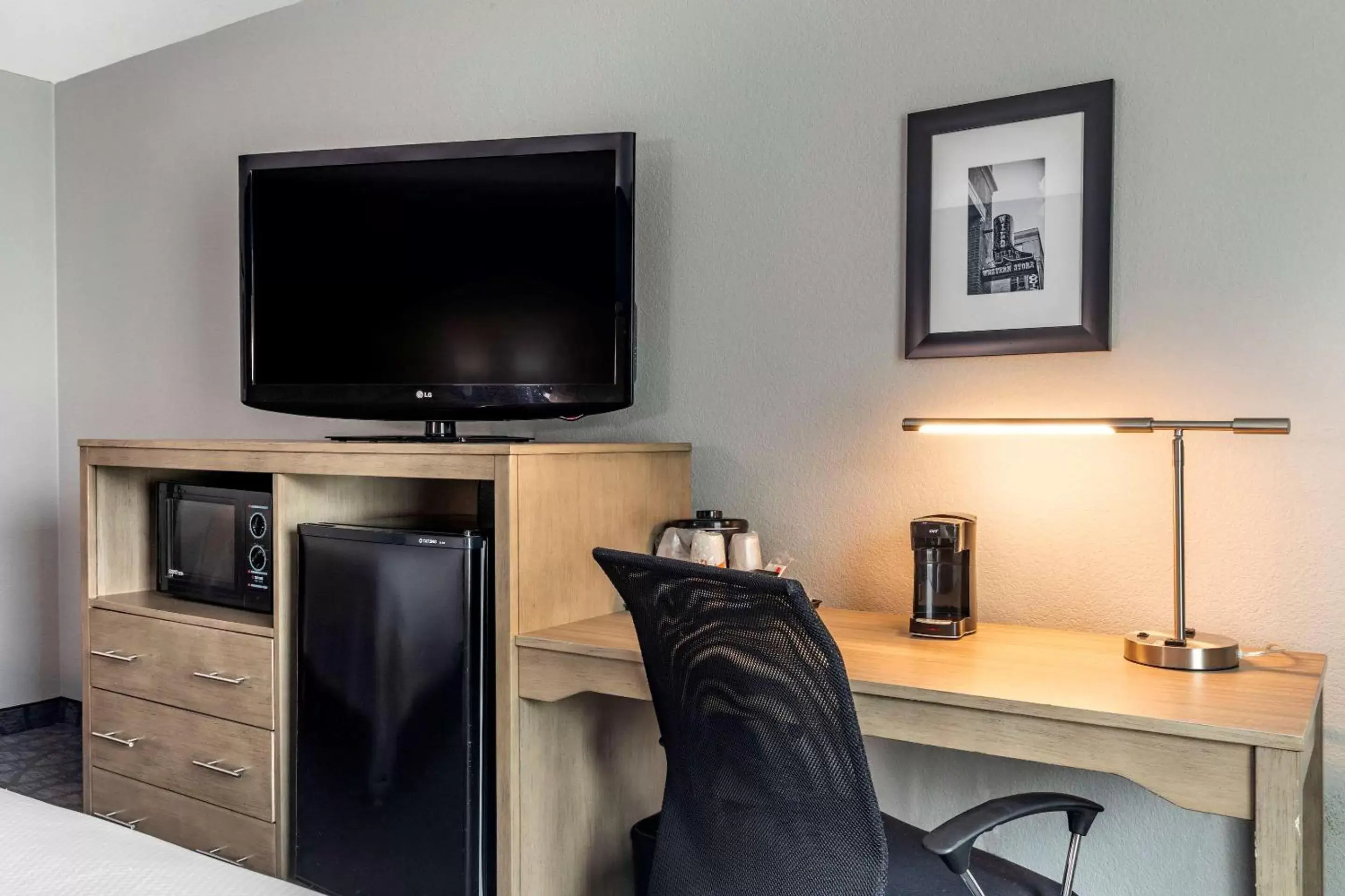 Photo of the whole room, TV/Entertainment Center in Comfort Inn & Suites Mansfield
