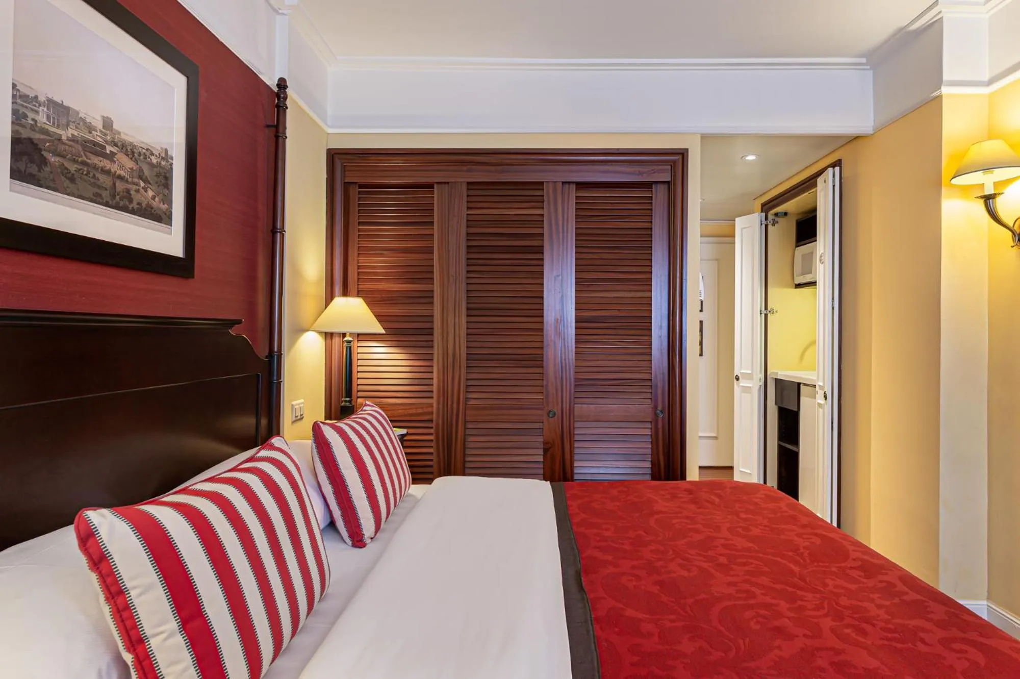 Bed in Kipling Manotel