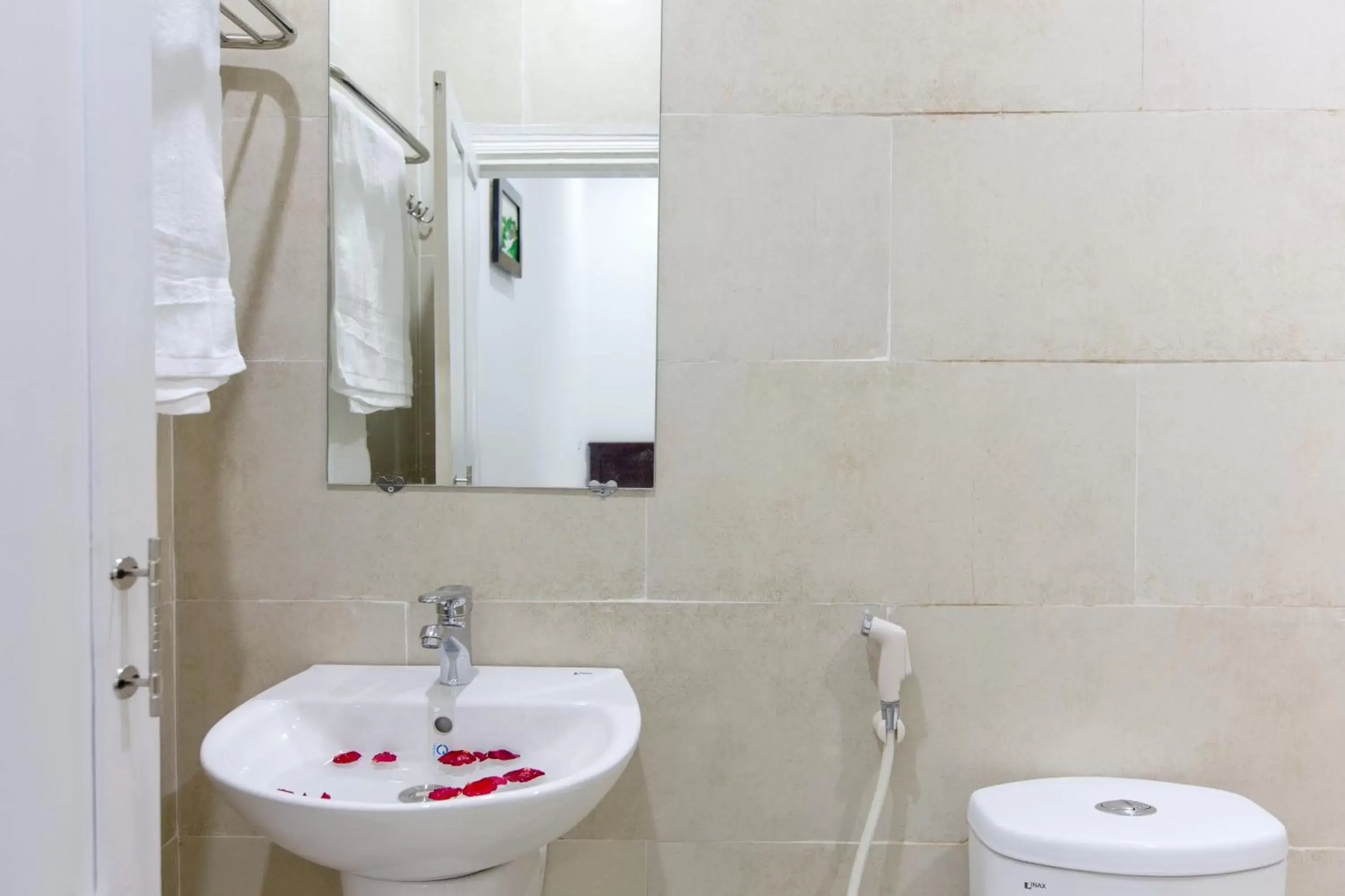 Bathroom in Golden Bee Homestay