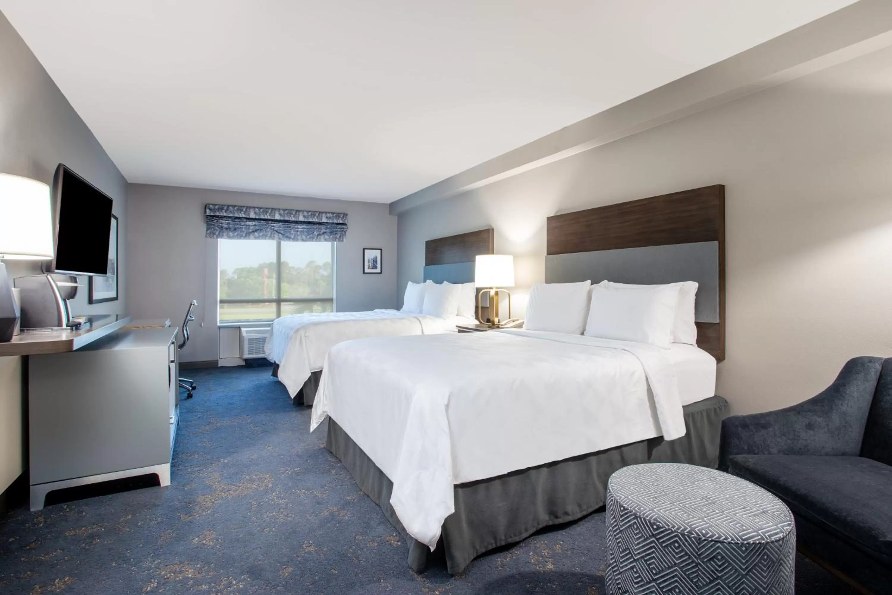 Photo of the whole room, Bed in Holiday Inn Valdosta Conference Center by IHG
