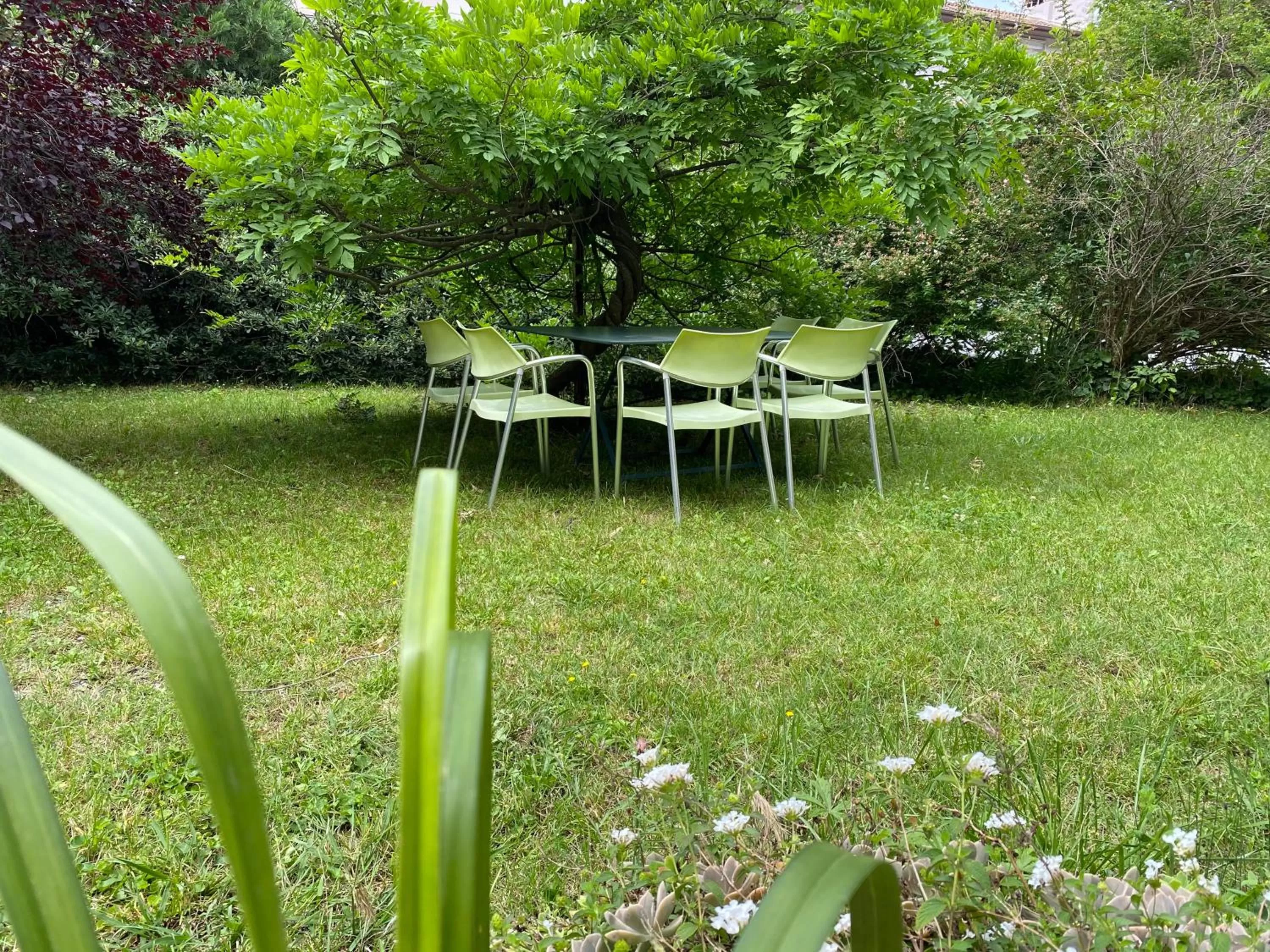 Garden in Villa Riviera Chambres Privées