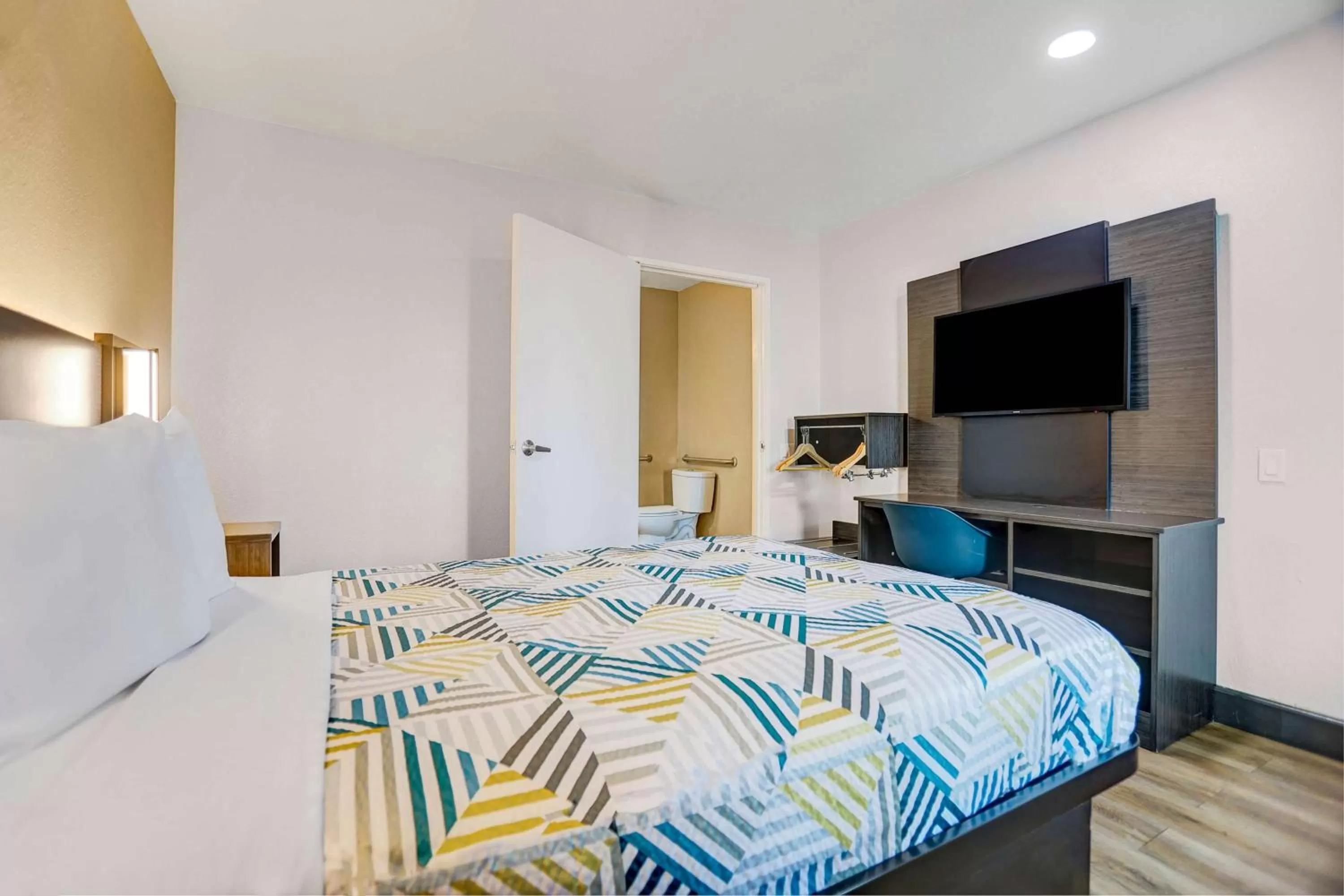 Photo of the whole room, Bed in Motel 6-San Bernardino, CA - South