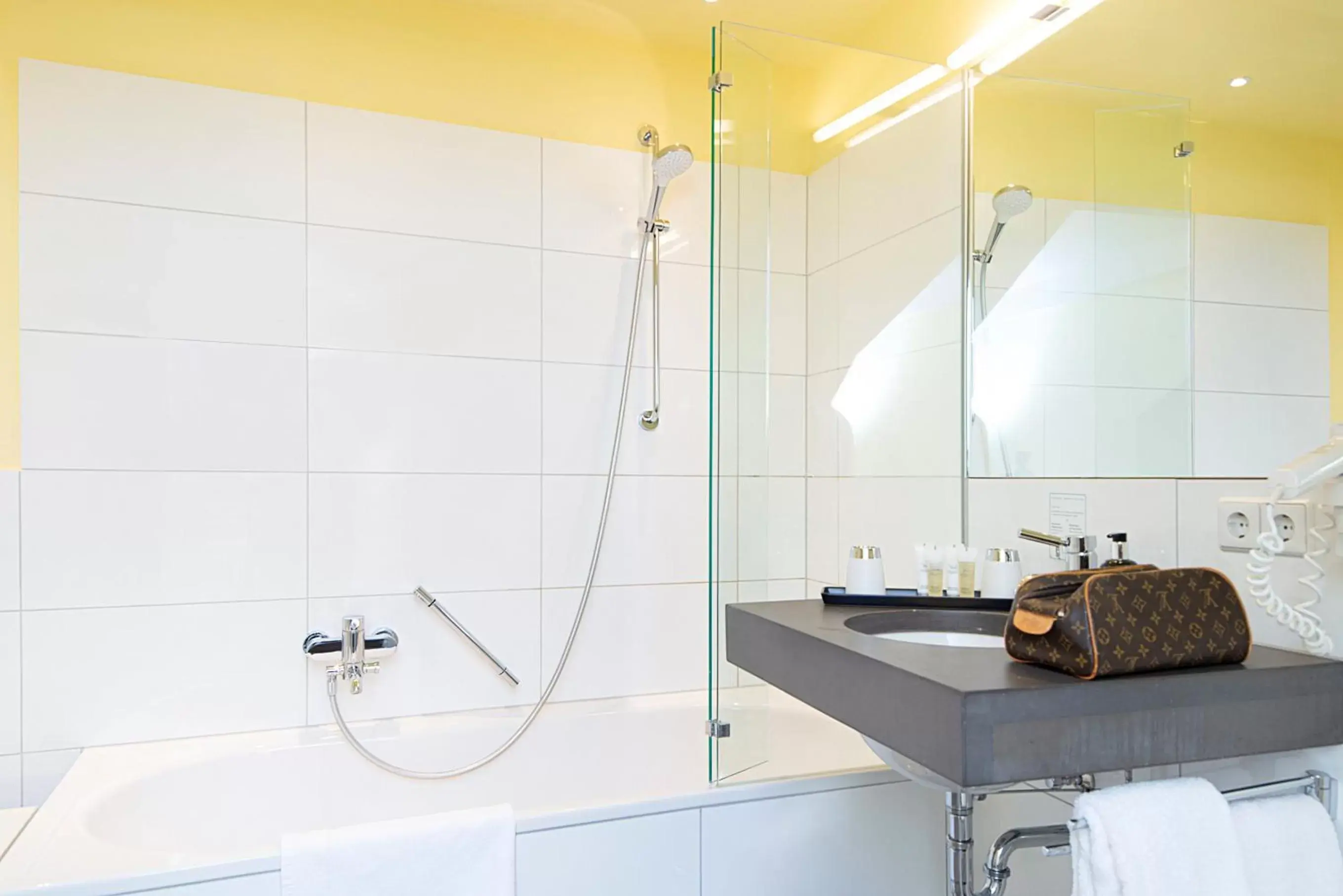 Bathroom, Kitchen/Kitchenette in Hotel Zur Alten Brücke