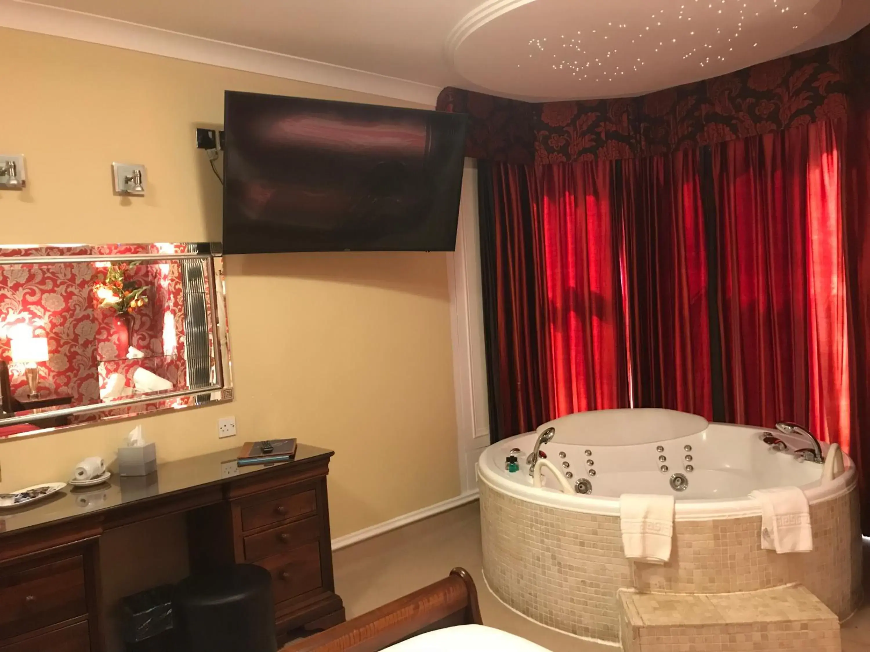 Hot Tub, TV/Entertainment Center in Beaufort Hotel