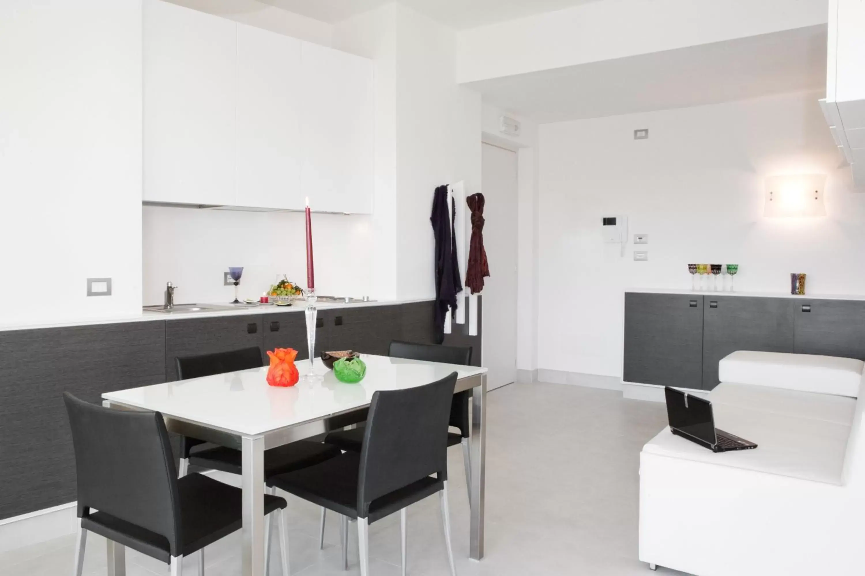 Kitchen or kitchenette, Dining Area in Lungotevere Suite