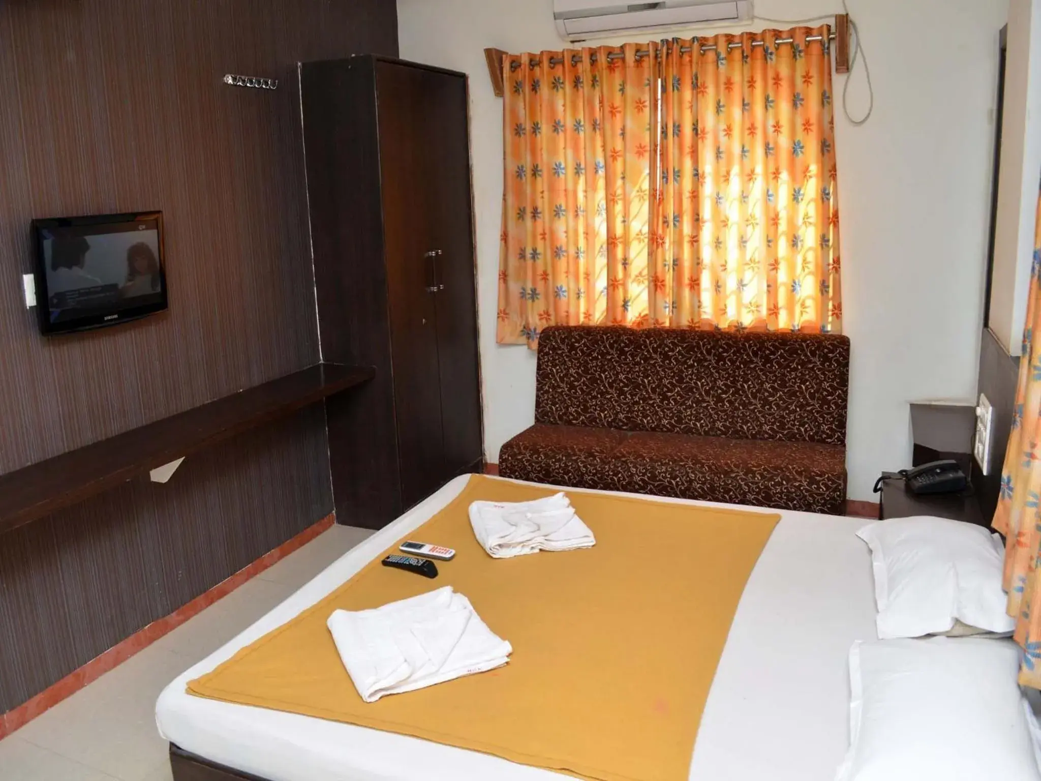 TV and multimedia, Bed in Hotel Sai Kamal