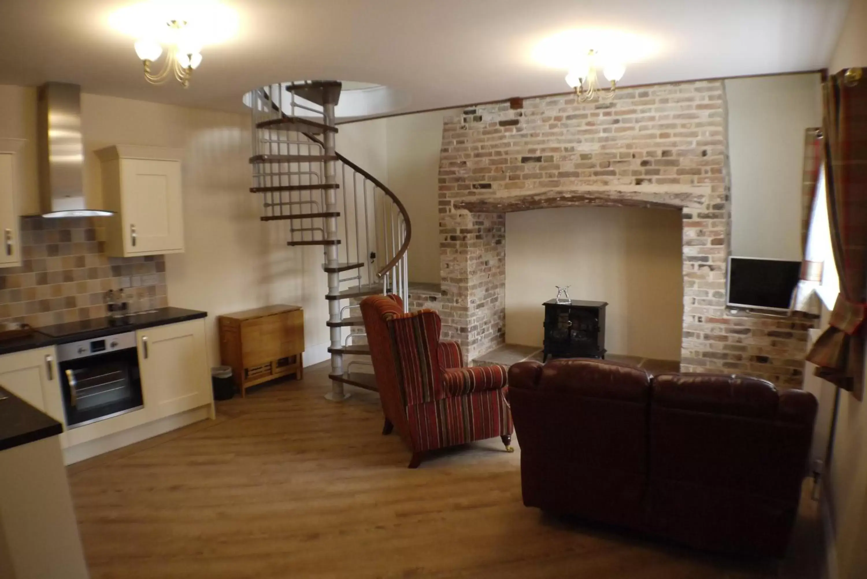 Kitchen or kitchenette, Seating Area in Oliver Cromwell Hotel