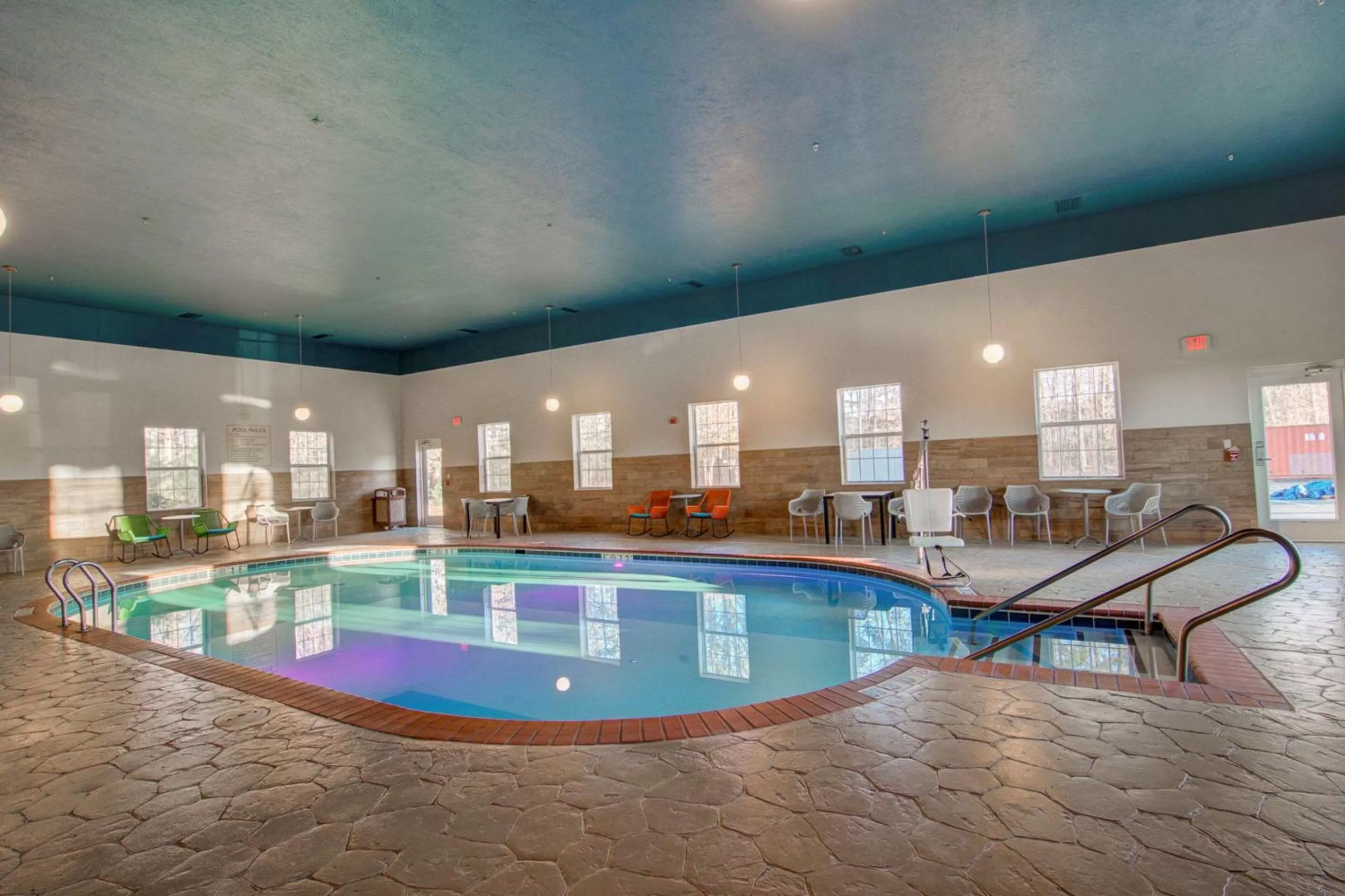 Swimming pool in Comfort Suites Newport News Airport