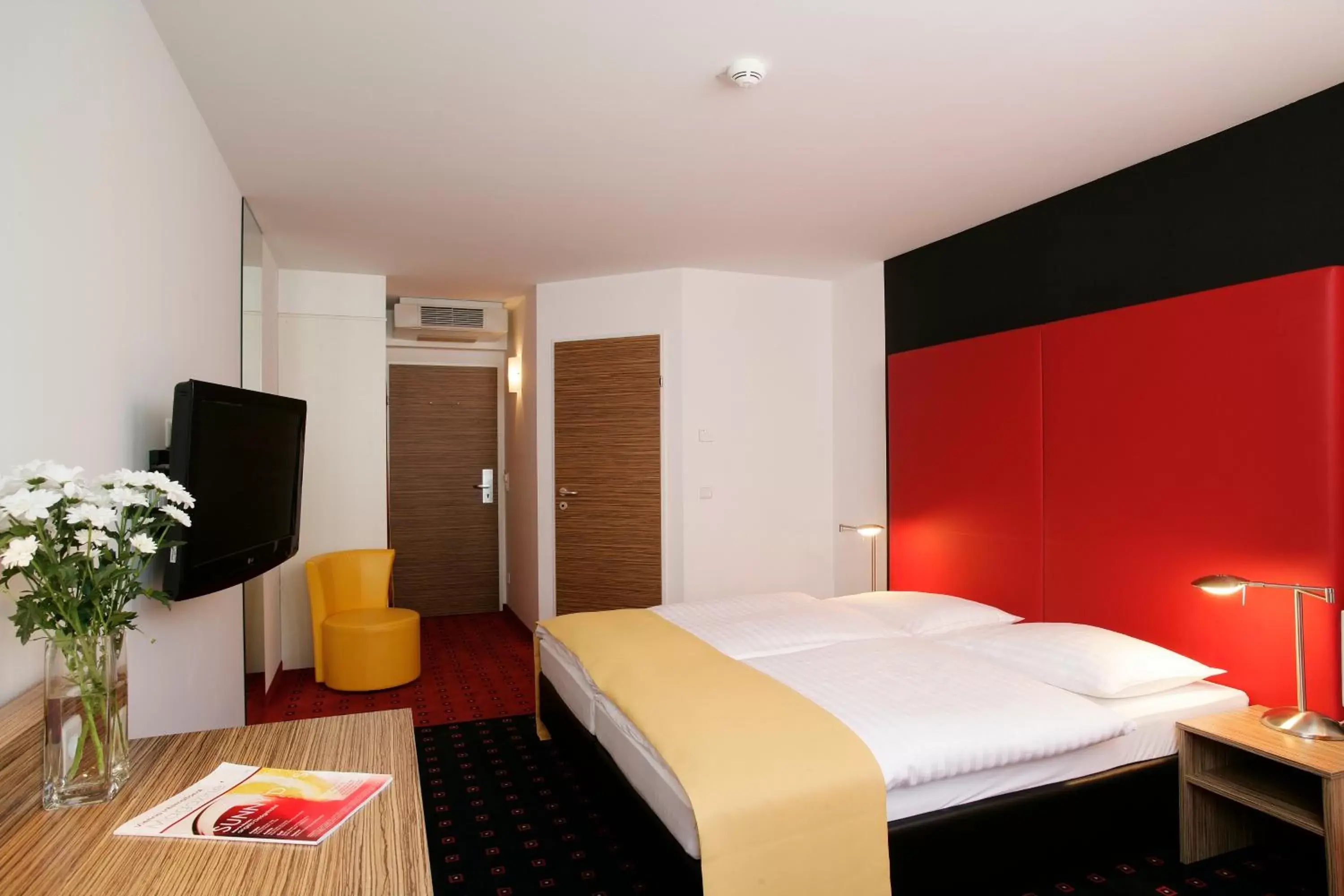 TV and multimedia, Bed in Senator Hotel Vienna