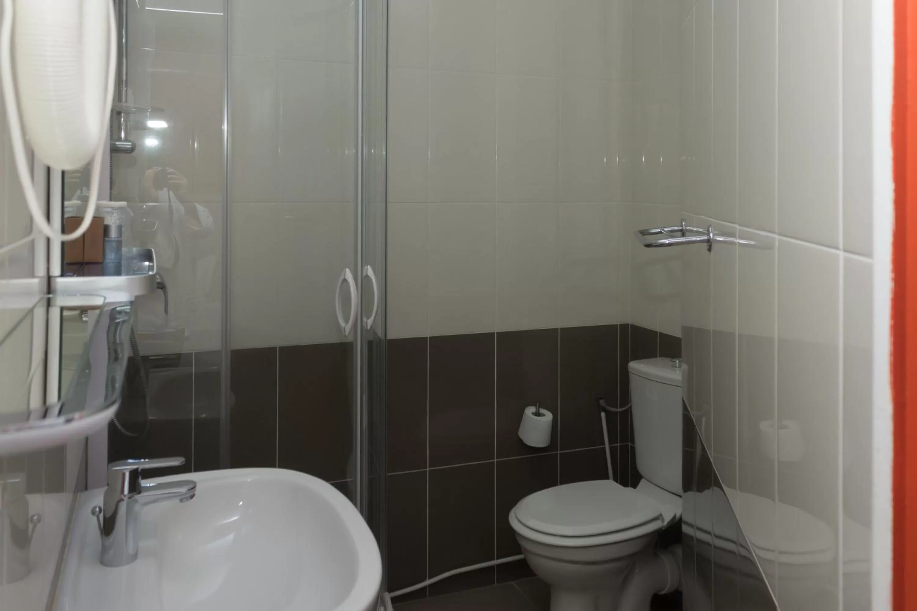 Shower in Hôtel de Paris La Défense