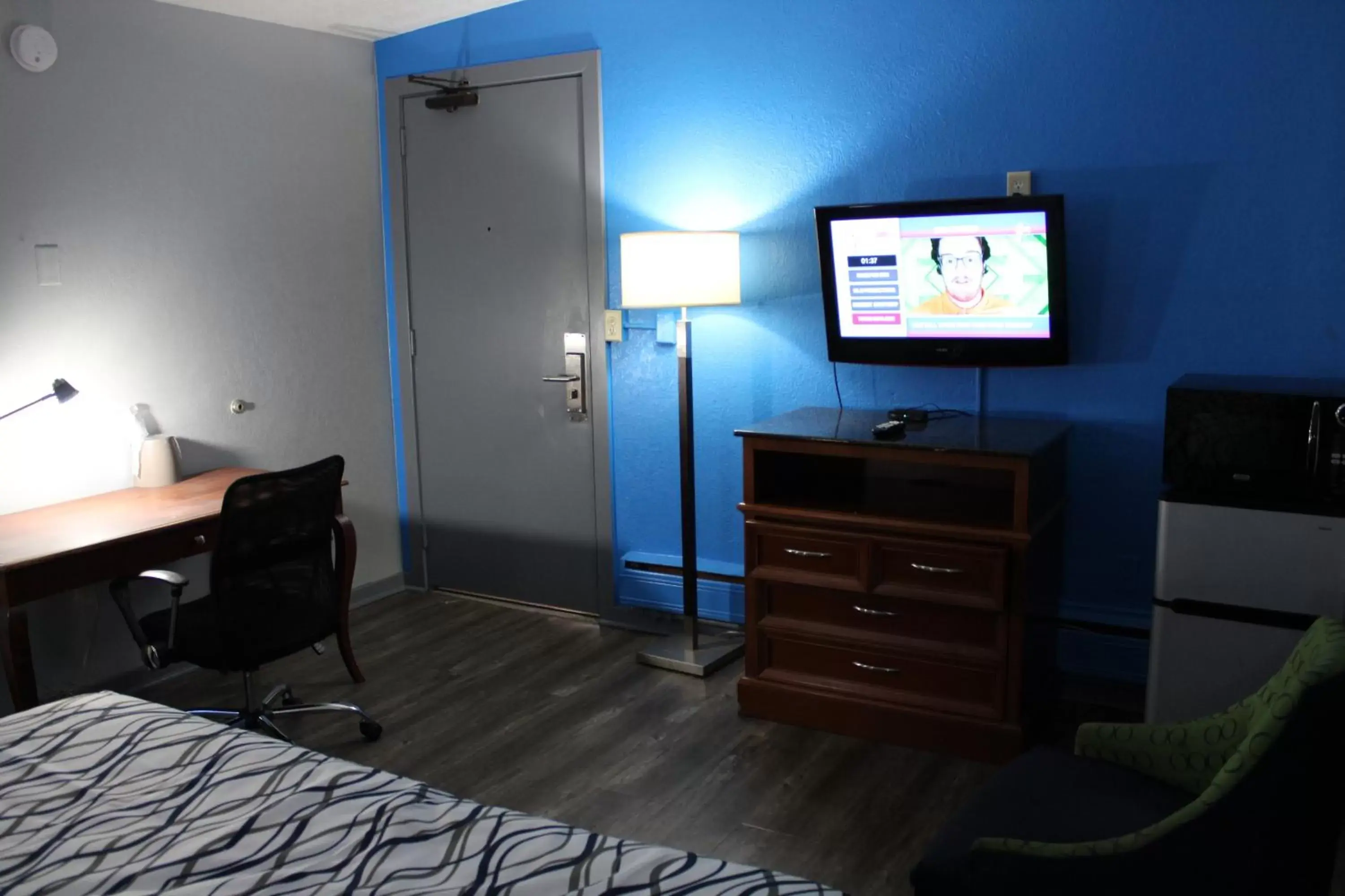 Bedroom, TV/Entertainment Center in Executive Inn