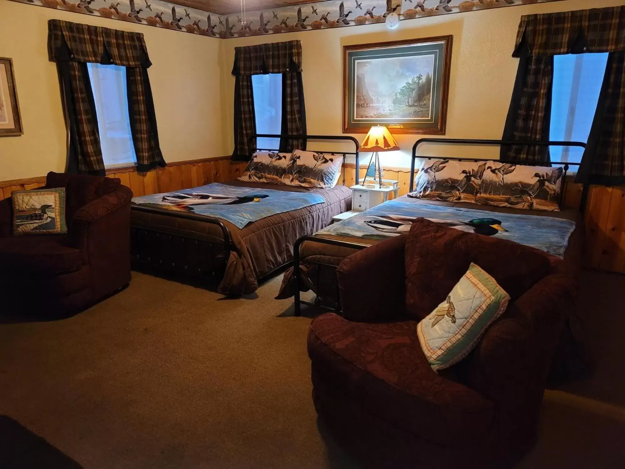 Living room, Bed in Hillcrest Suites & Cabins