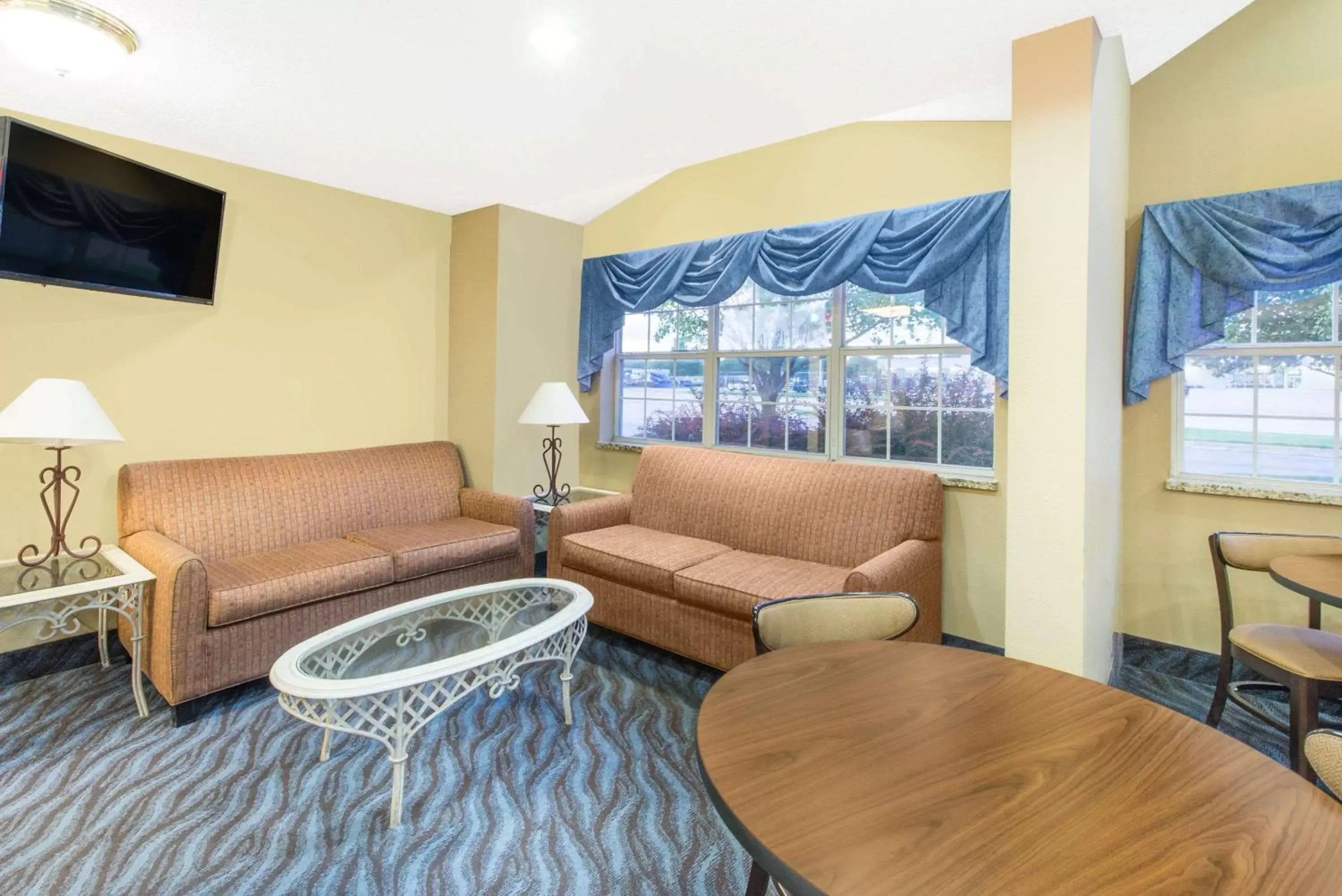 Lobby or reception, Seating Area in Microtel Inn and Suites Independence