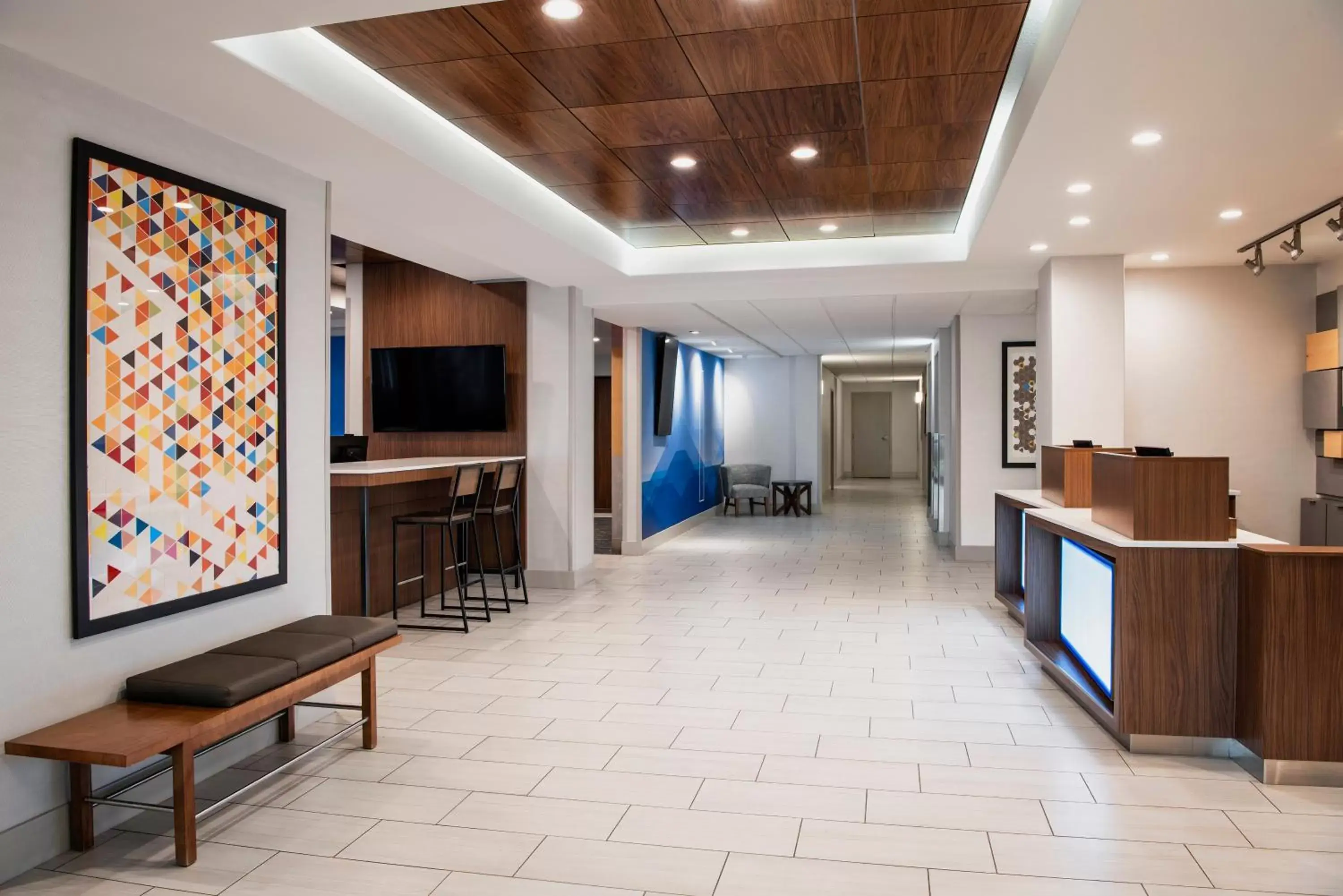 Lobby or reception, TV/Entertainment Center in Holiday Inn Express Hotel & Suites Saskatoon, an IHG Hotel