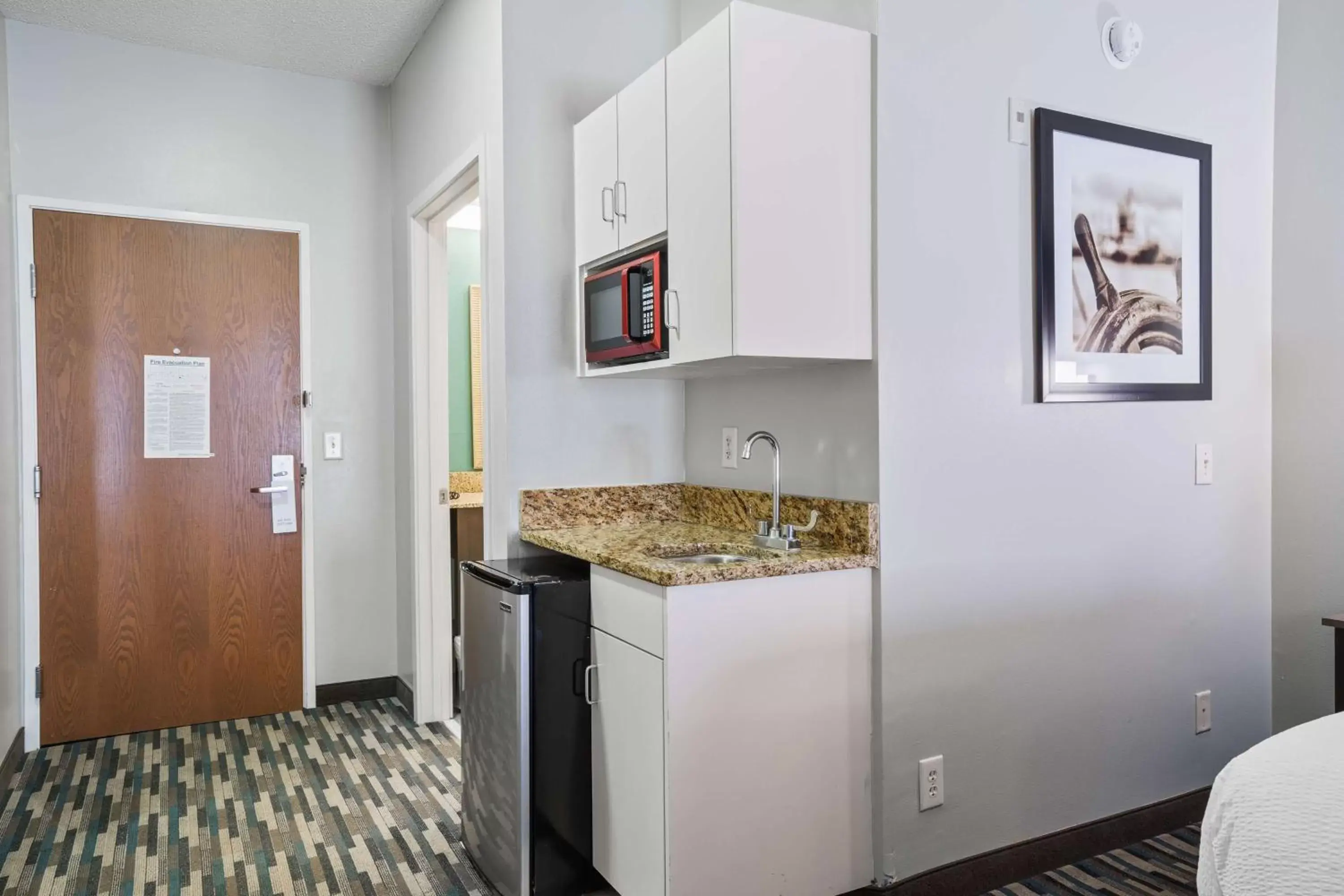 Bedroom, Kitchen/Kitchenette in Blue Water Inn & Suites BW Signature Collection