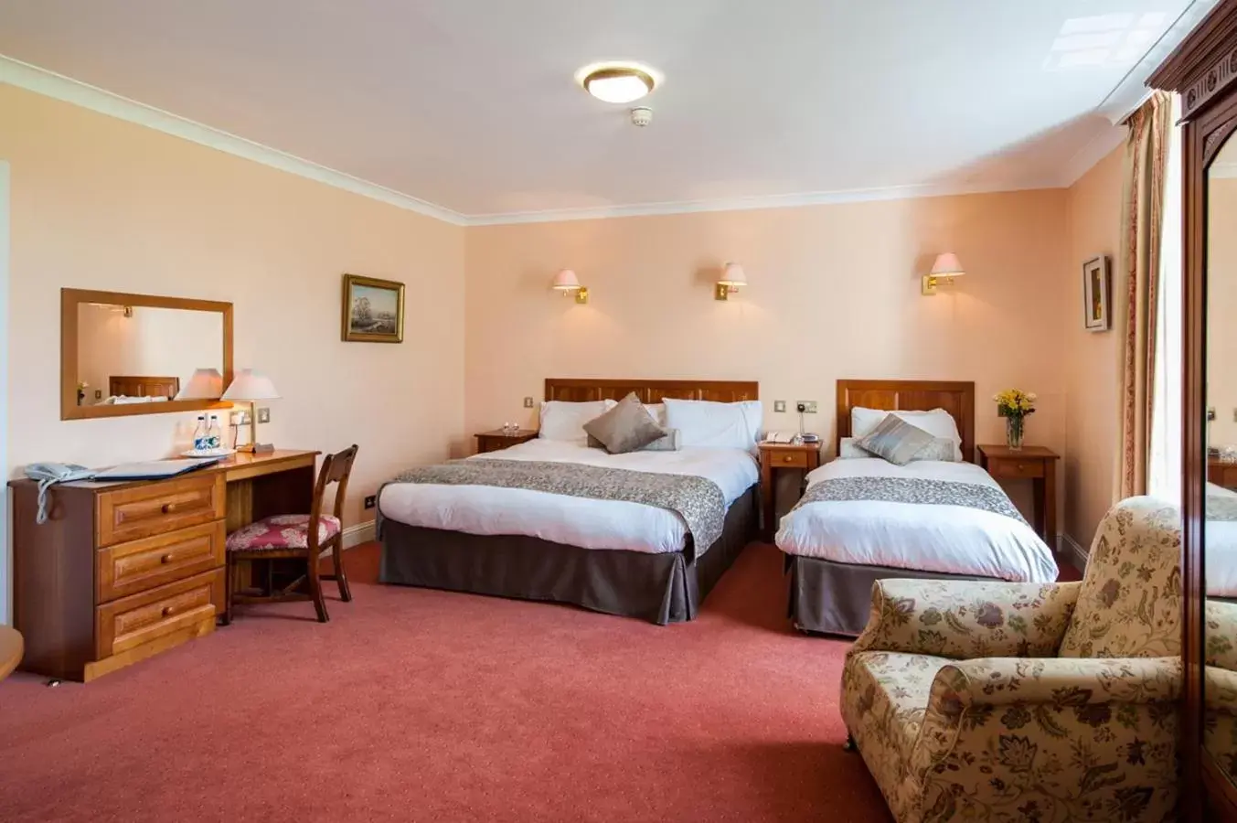 Photo of the whole room, Bed in Blarney Castle Hotel