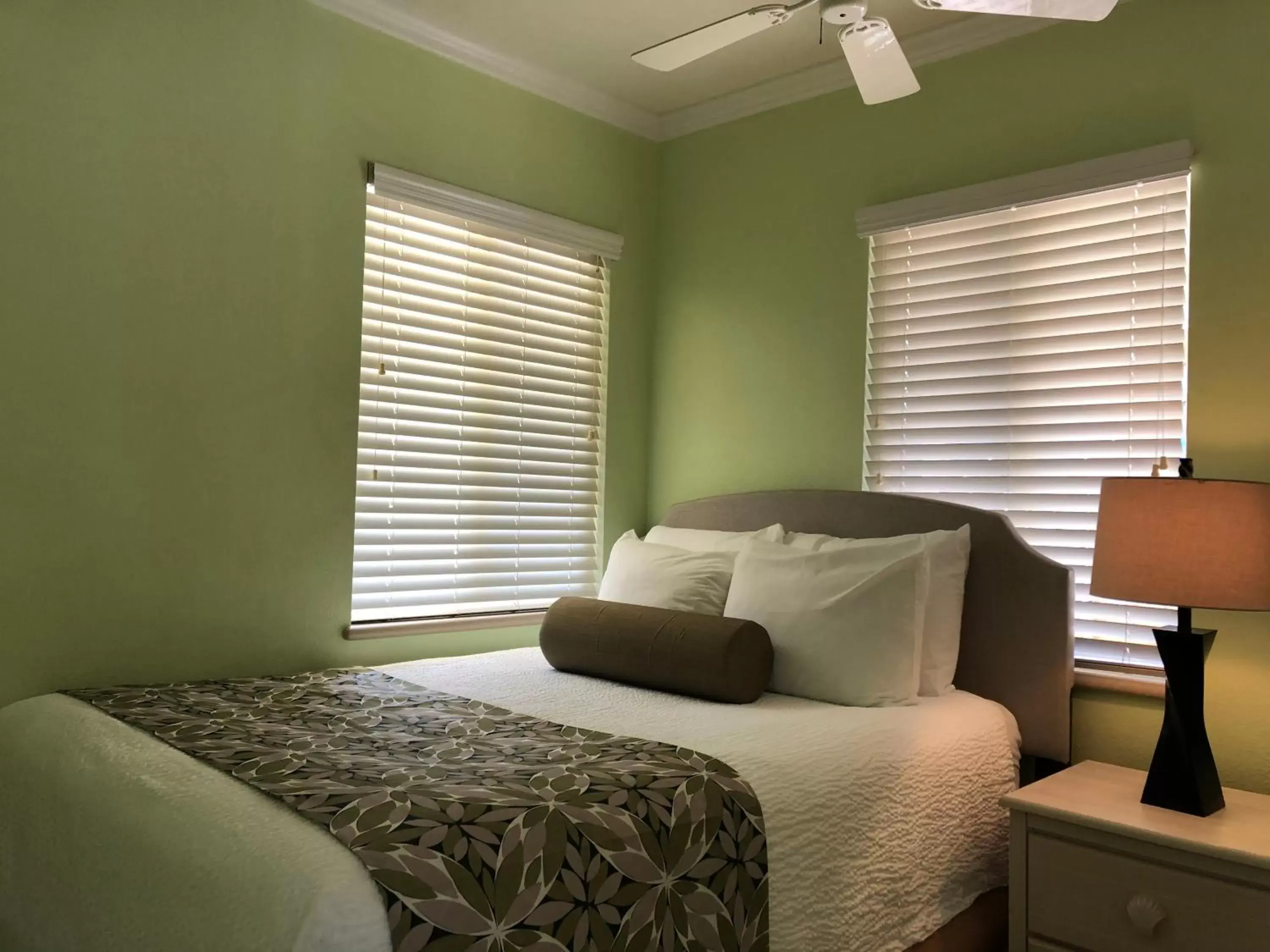 Bed in Tropical Beach Resorts - Sarasota