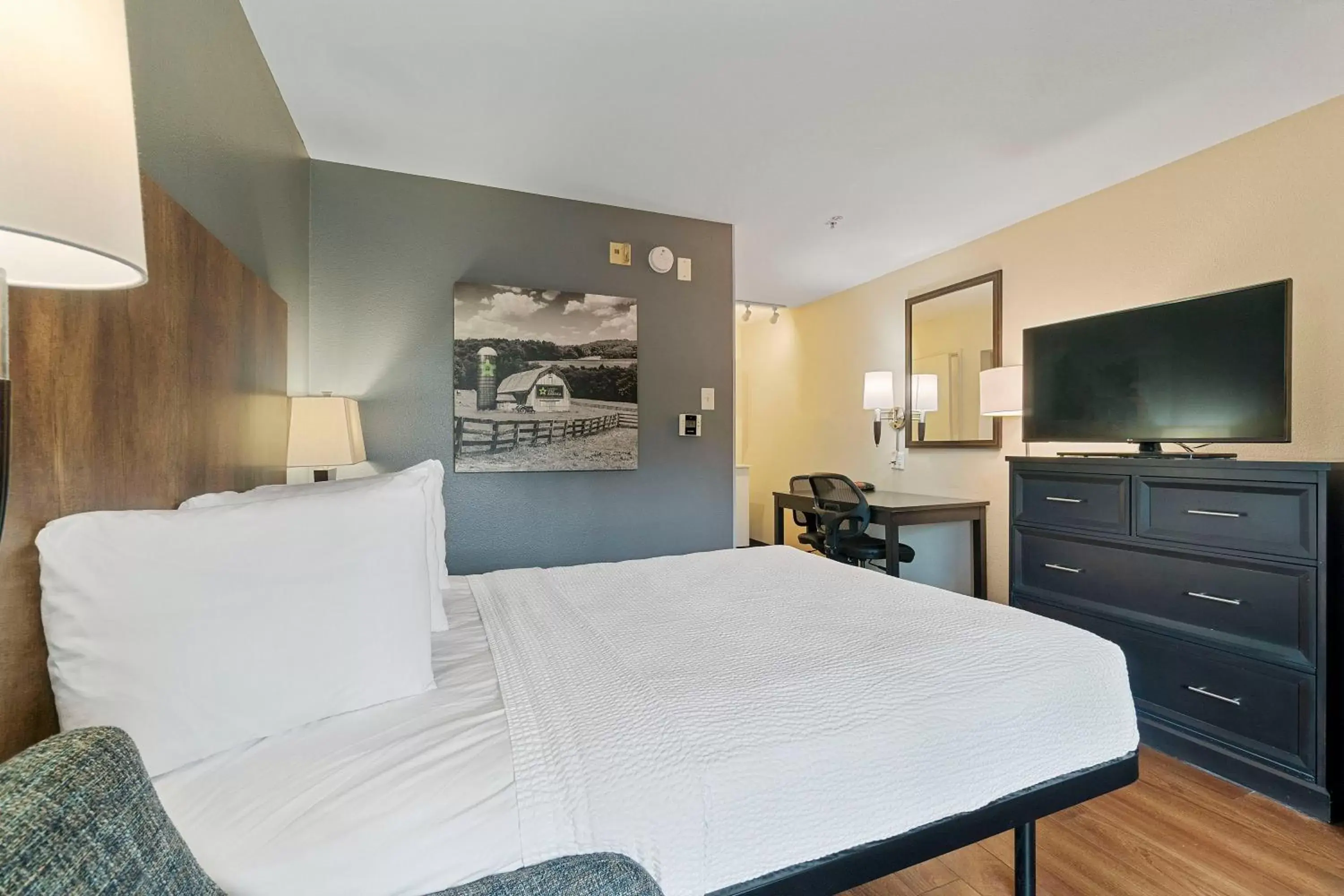 Bed in Extended Stay America Suites - San Francisco - San Mateo - SFO