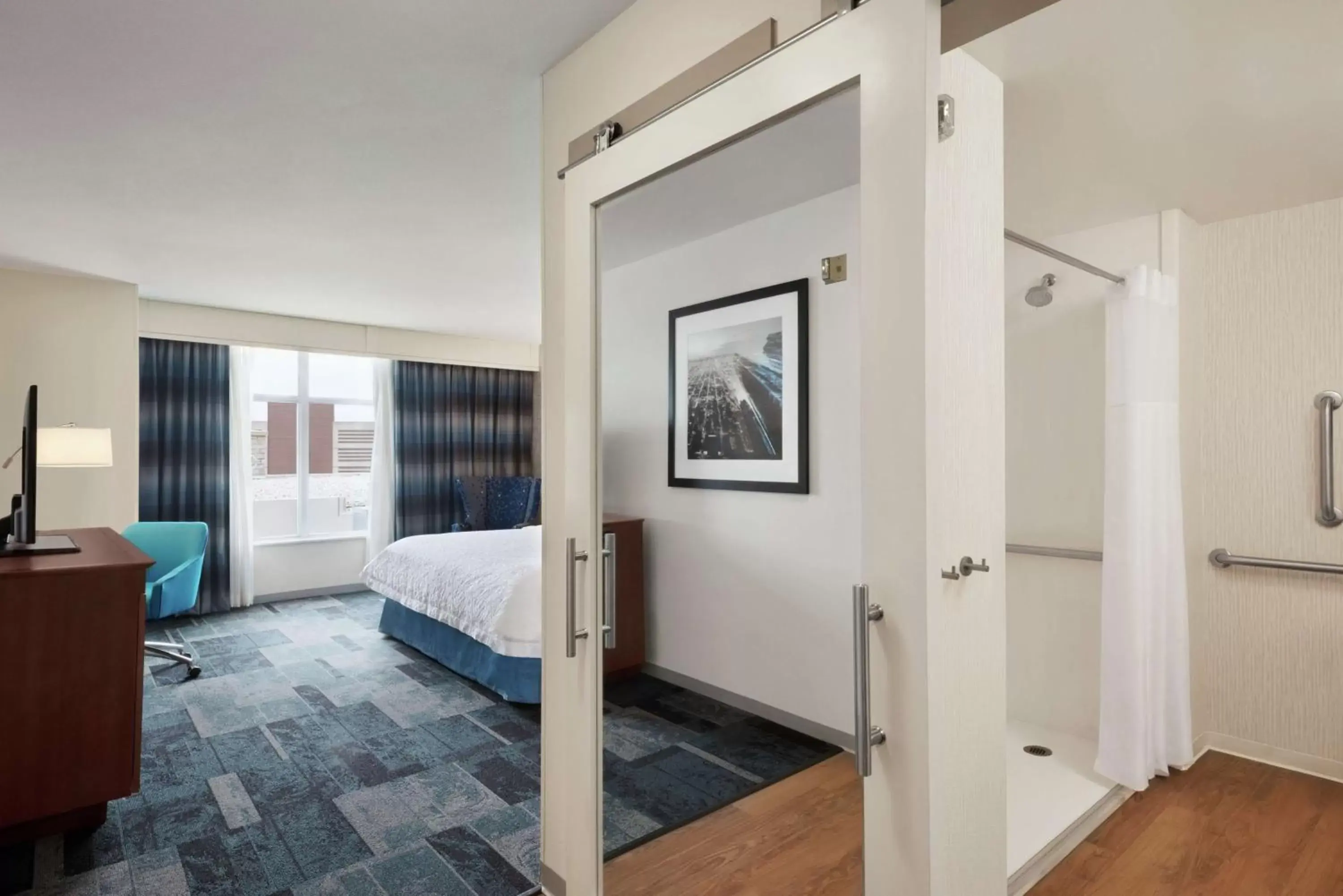 Bedroom in Hampton Inn & Suites Rosemont Chicago O'Hare