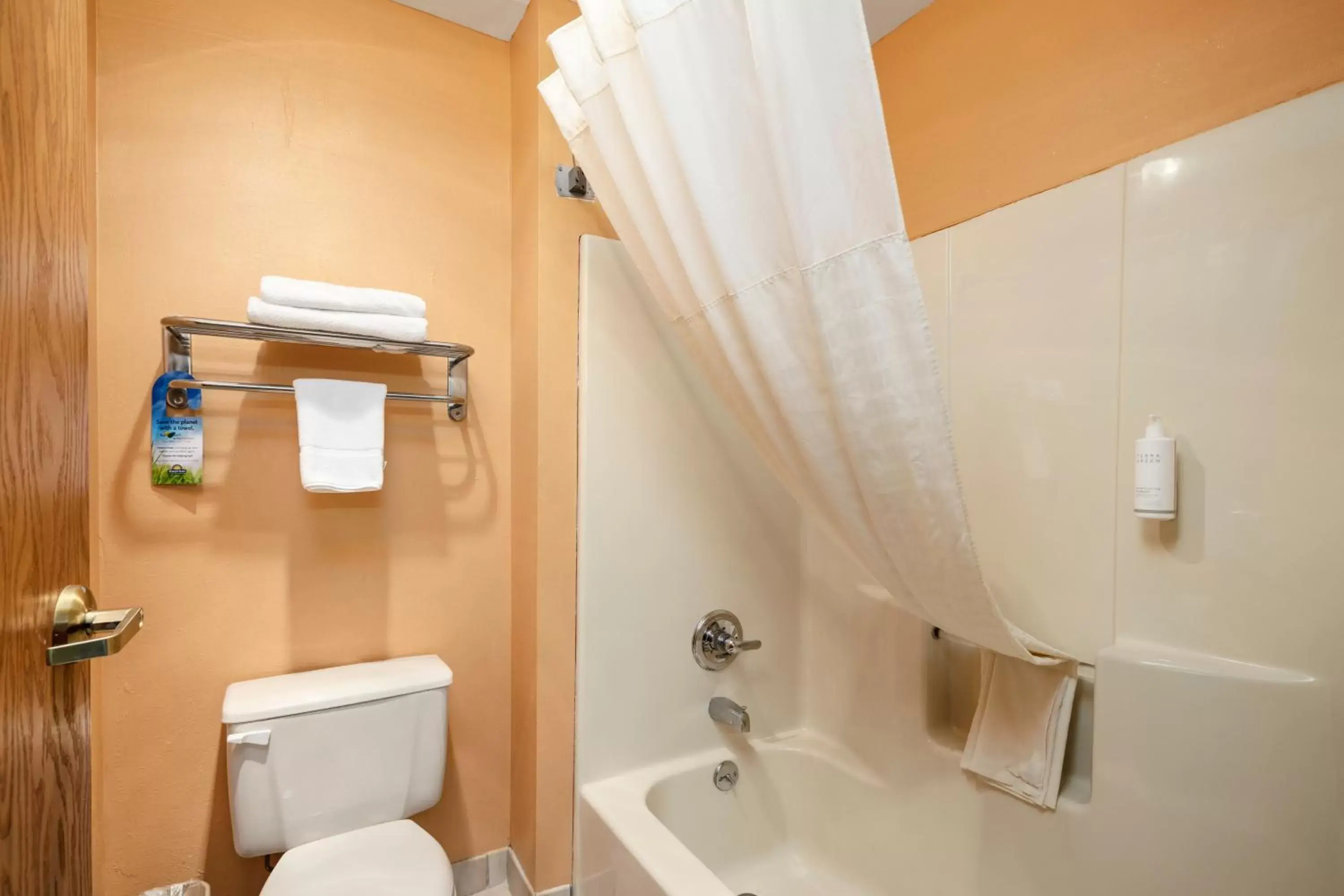 Deluxe King Room - Non-Smoking in Days Inn by Wyndham Battlefield Rd/Hwy 65 Deluxe King Room - Non-Smoking in Days Inn by Wyndham Battlefield Rd/Hwy 65