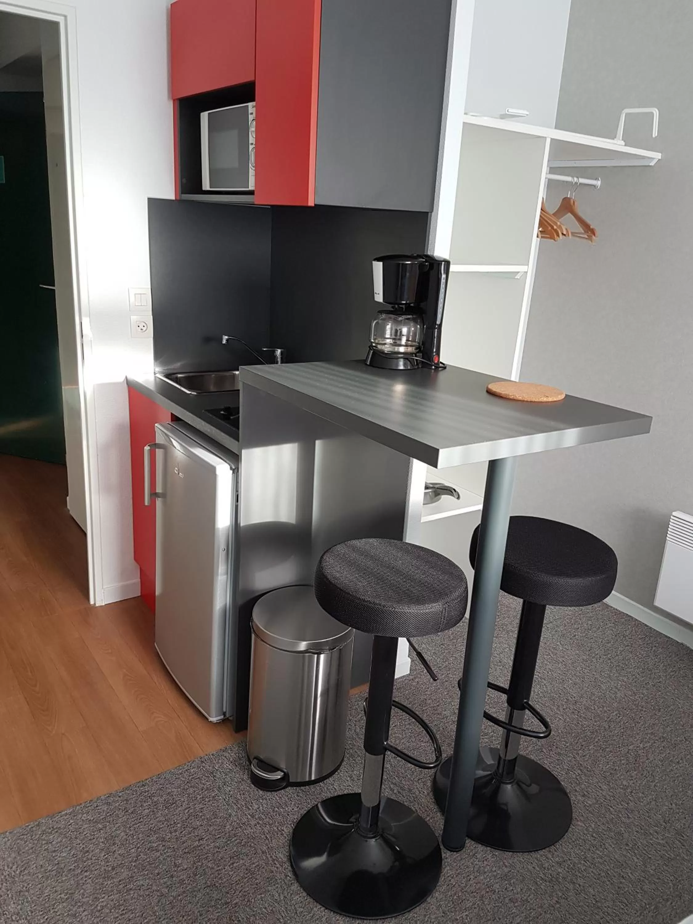 Kitchen or kitchenette in KOSY Appart'hôtel Le Champ De Mars Reims