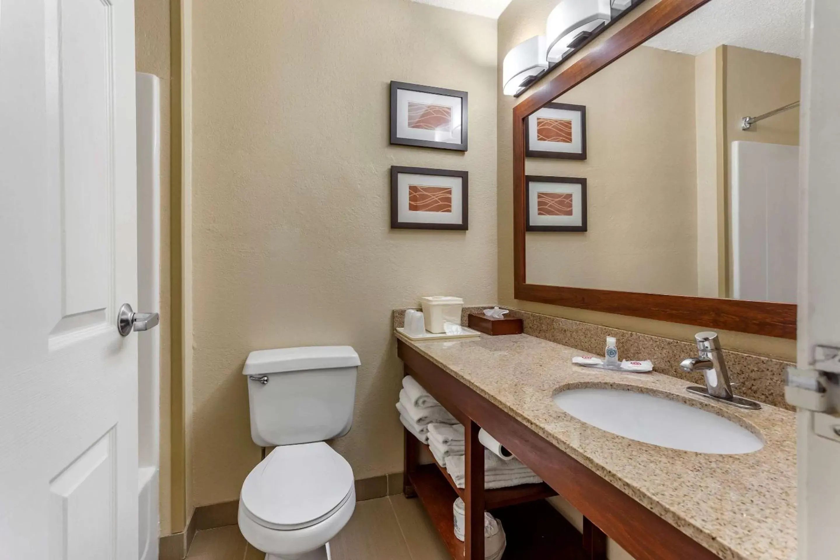 Bathroom in Comfort Inn Gurnee near Six Flags