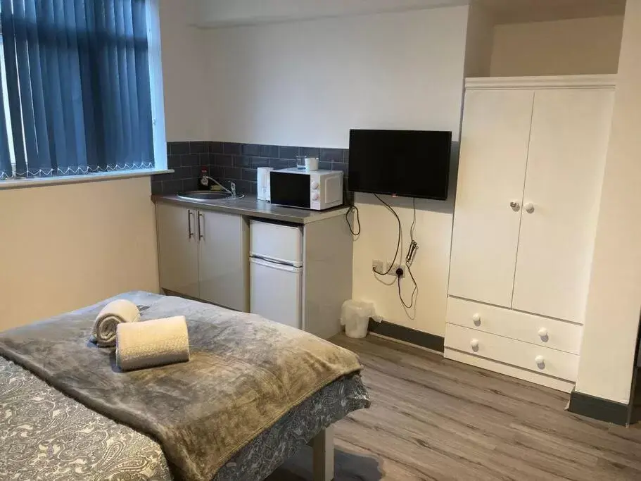 Bed, TV/Entertainment Center in Newly refurbished studio, great location 8 studios