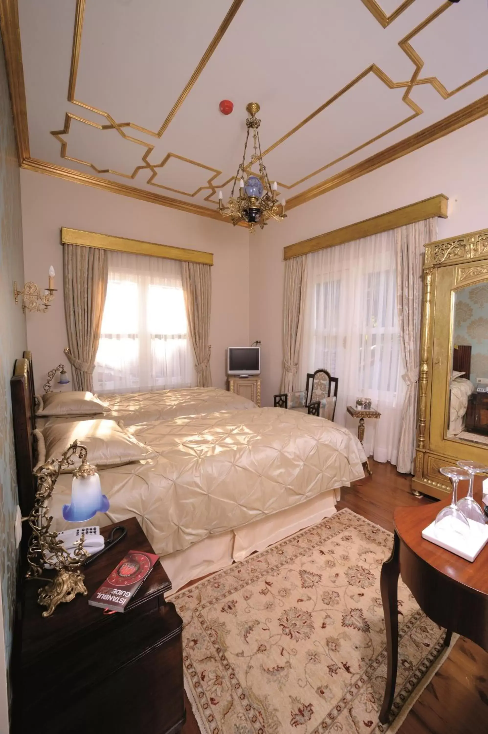 Photo of the whole room, Bed in Erten Konak