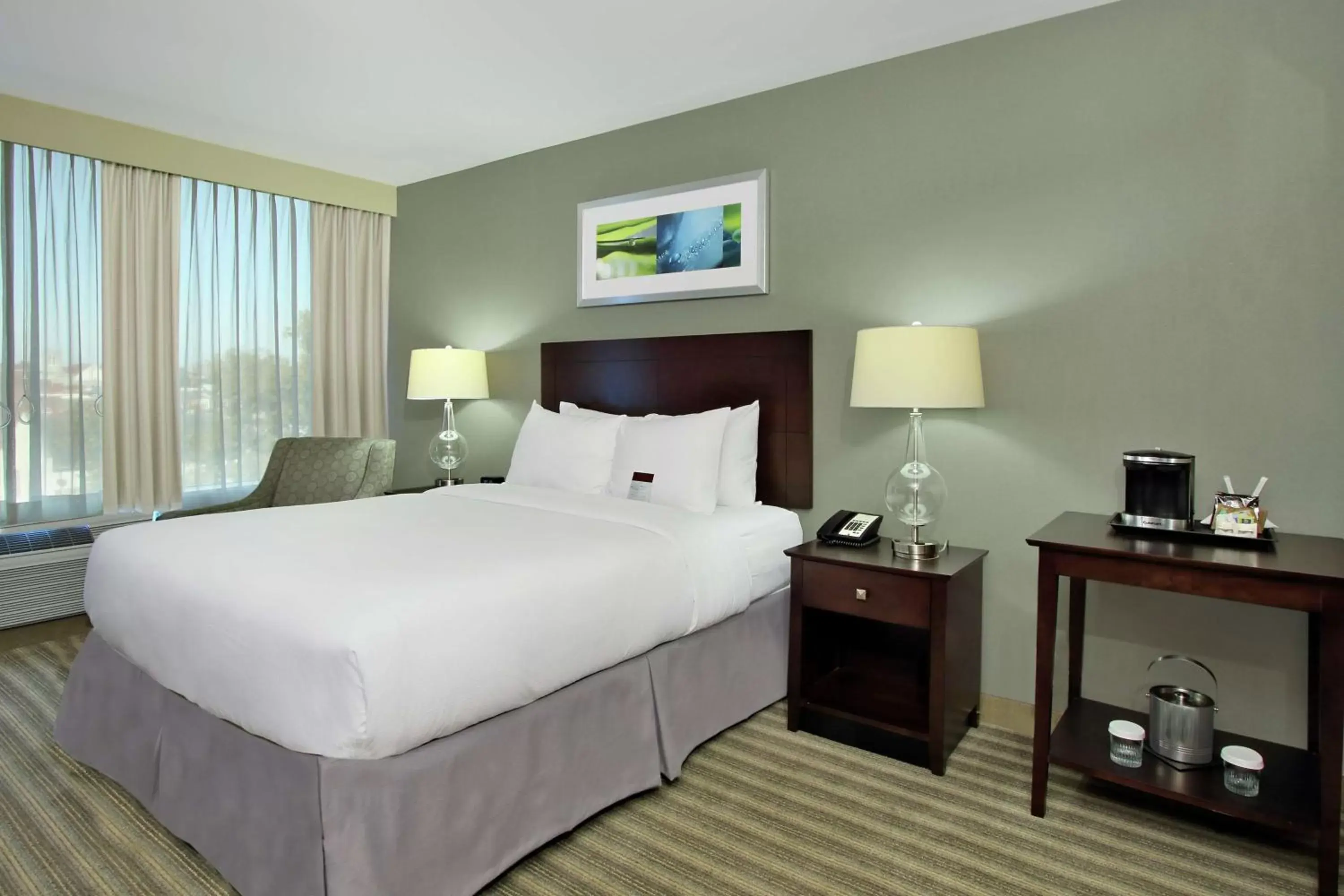 Living room, Bed in Doubletree by Hilton Newark