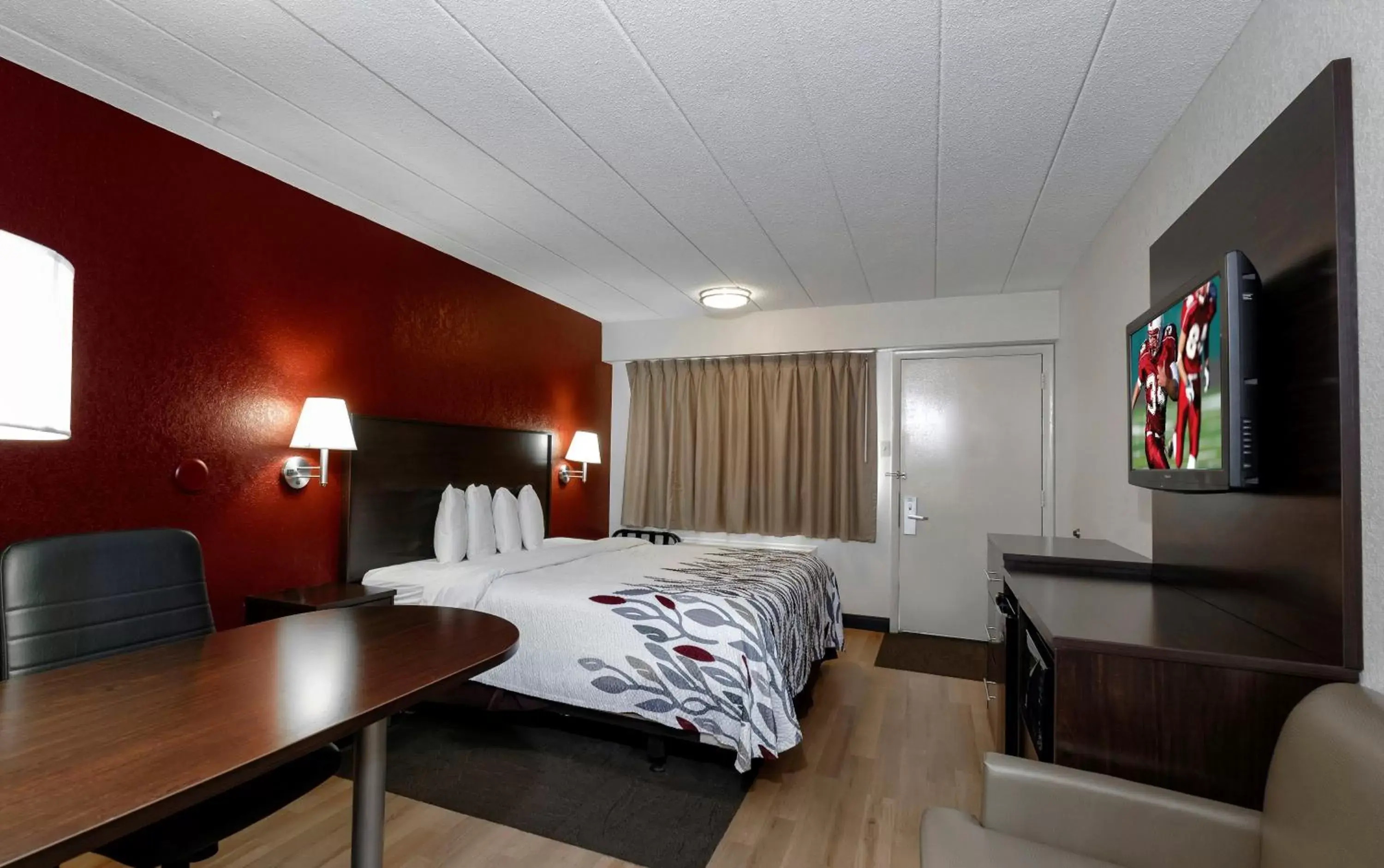 Photo of the whole room, Bed in Red Roof Inn Bakersfield