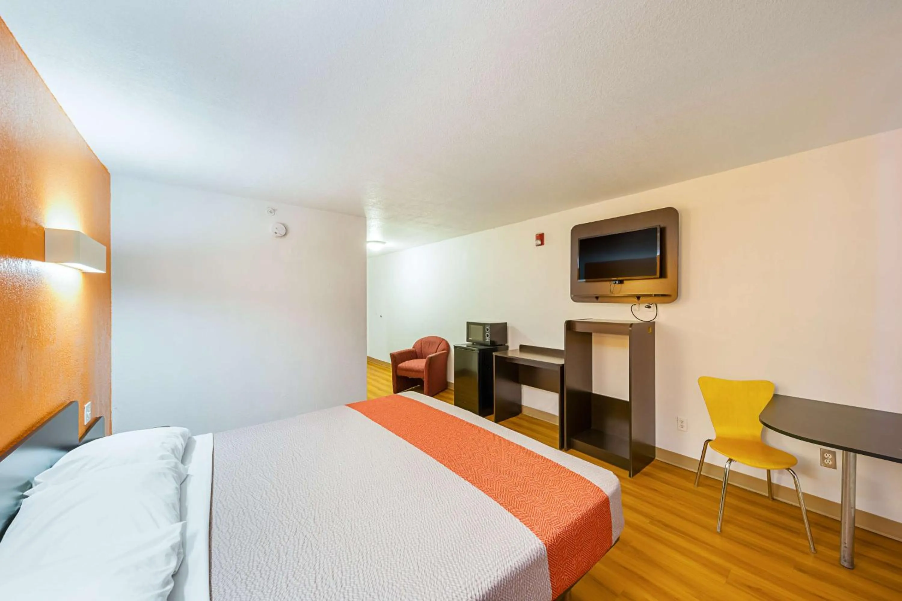 Photo of the whole room, Bed in Motel 6-Amarillo, TX