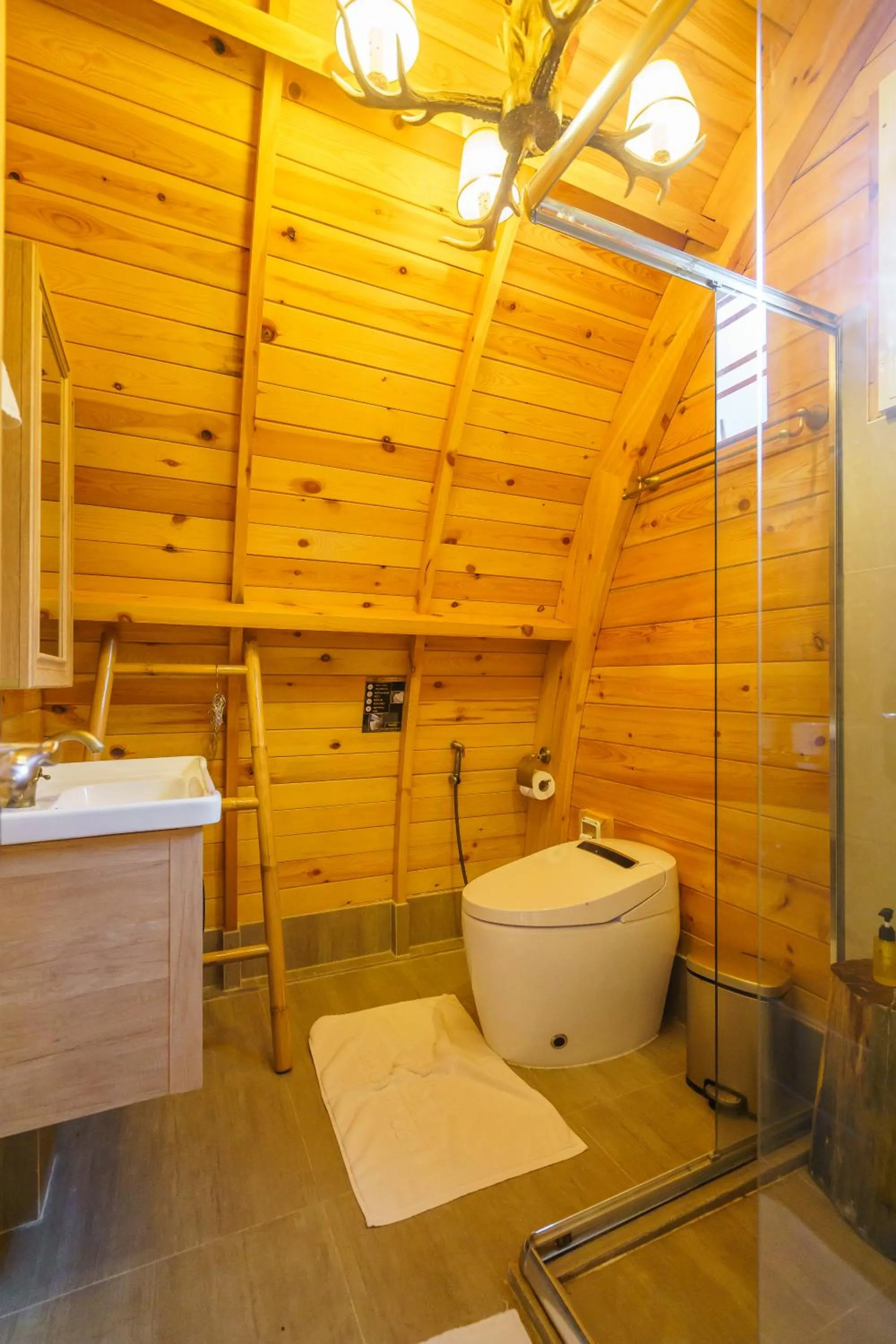 Villa with Jacuzzi and Lake View  in Khum Damnoen Resort